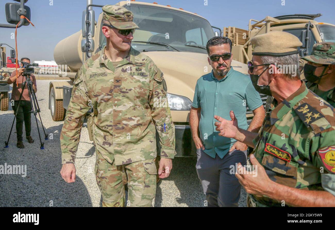 Oberst der US-Armee, Todd Burroughs, und Brigadier-General Sherzad, haben am 26. Juli 2021 ein Interview auf dem Luftwaffenstützpunkt Erbil, Irak, geführt. Die Ausrüstung wurde im Rahmen eines US-Programms, bekannt als CTEF, veräußert, das die Mission der irakischen Sicherheitskräfte unterstützt, Daesh zu besiegen und die regionale Stabilität zu fördern Stockfoto