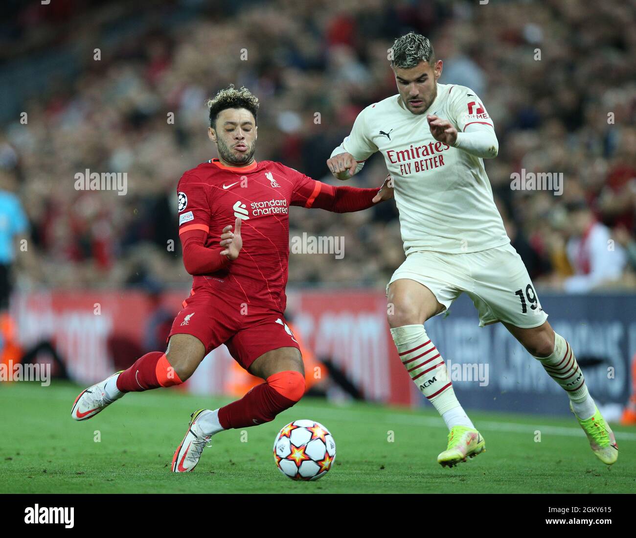 Liverpool, England, 15. September 2021. Theo Hernandez vom AC Mailand tusliert mit Alex Oxlade-Chamberlain von Liverpoolwährend des UEFA Champions League-Spiels in Anfield, Liverpool. Bildnachweis sollte lauten: Nigel French / Sportimage Stockfoto