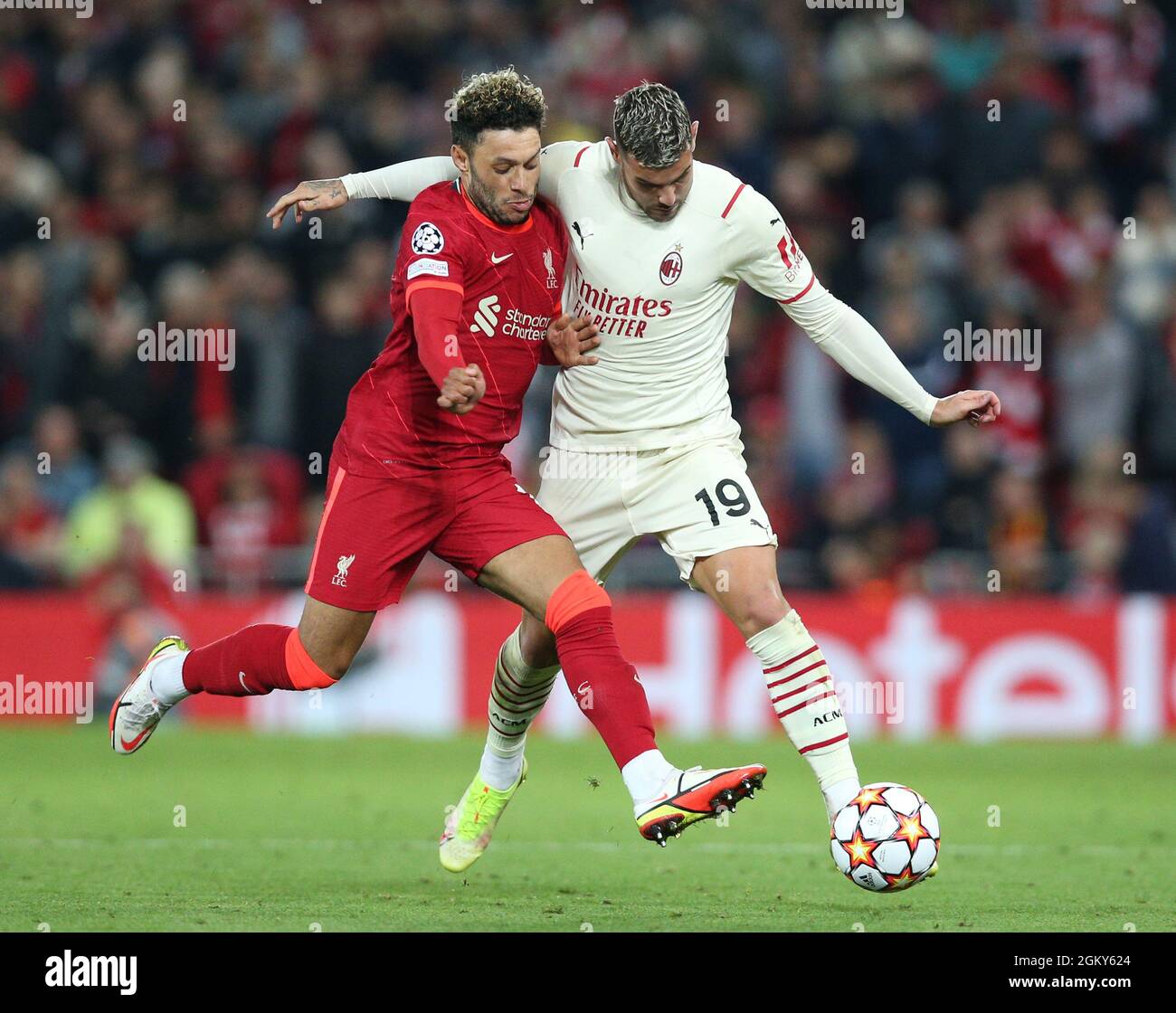 Liverpool, England, 15. September 2021. Theo Hernandez vom AC Mailand tusliert mit Alex Oxlade-Chamberlain von Liverpoolwährend des UEFA Champions League-Spiels in Anfield, Liverpool. Bildnachweis sollte lauten: Nigel French / Sportimage Stockfoto