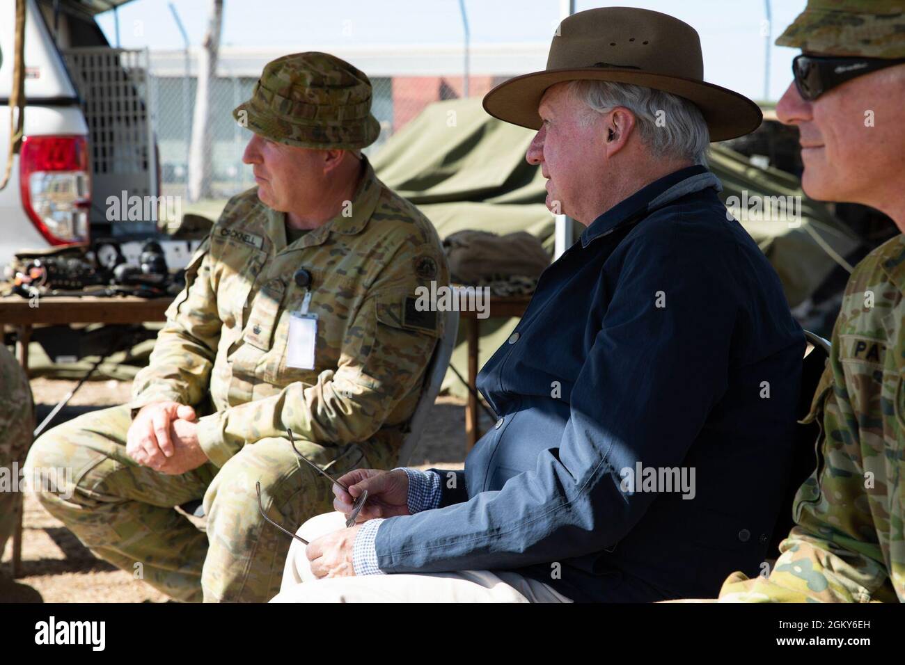 Von links nach rechts: Major der australischen Armee Michael Cracknell, Zweiter im Kommando des 1. Militärpolizei-Bataillons, seine Exzellenz, der ehrenwerte Paul de Jersey Gefährte des Ordens von Australien, Kommandant des Royal Victorian Ordens, Gouverneur von Queensland, Und Oberstleutnant der australischen Armee Steve Pata, Stabschef des Land Warfare Center, sehen während der Übung Talisman Sabre 21 in den Lavarack Barracks in Townsville, Queensland, Australien, 26. Juli 2021 eine militärische Arbeitshunddemonstration. Die Rolle des Gouverneurs umfasst eine Vielzahl wichtiger Aufgaben und Verantwortlichkeiten, einschließlich der Verfassung Stockfoto