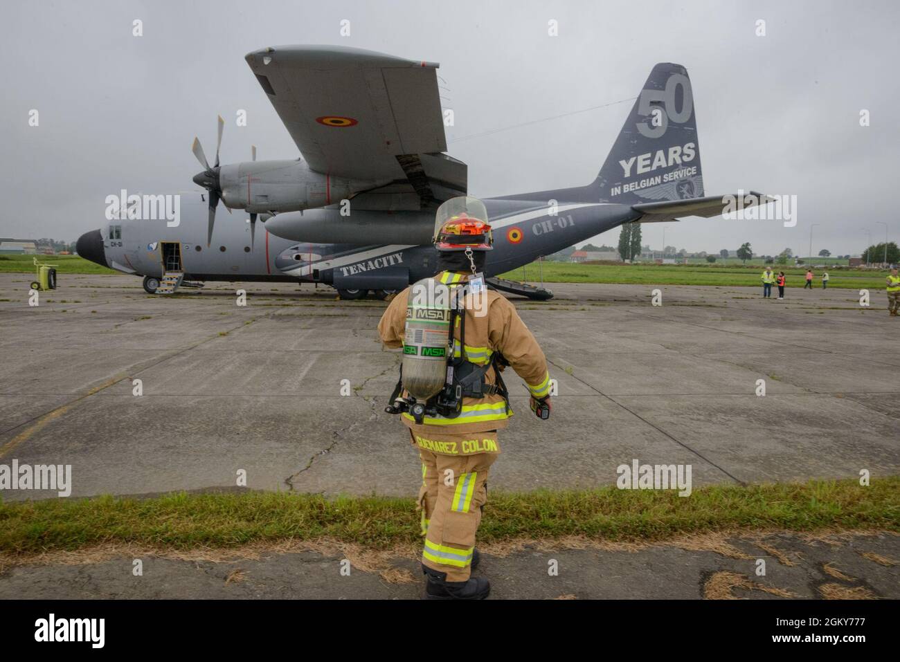 Feuerwehrmann der US-Luftwaffe, Staff Sgt. Hector Guemarez Colon führt mit dem 424. Flugplatz-Geschwader eine Lagebeurteilung während einer simulierten Flugzeugabsturzübung auf dem Luftwaffenstützpunkt Chièvres, Belgien, am 26. Juli 2021 durch. Sentinel Shield 21 war die integrierte Schutzübung der US Army Garrison Benelux und testte die Interoperabilität mit den Flugzeugen des 424. Air Base Squadron nach einem simulierten Flugzeugabsturz. Stockfoto