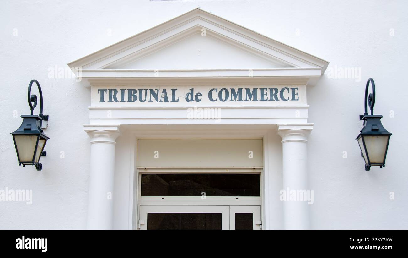 Außenansicht eines französischen Gerichtshofes mit einem Schild mit der Aufschrift „Tribunal de Commerce“ (Handelsgericht) in Französisch, Vannes, Frankreich Stockfoto