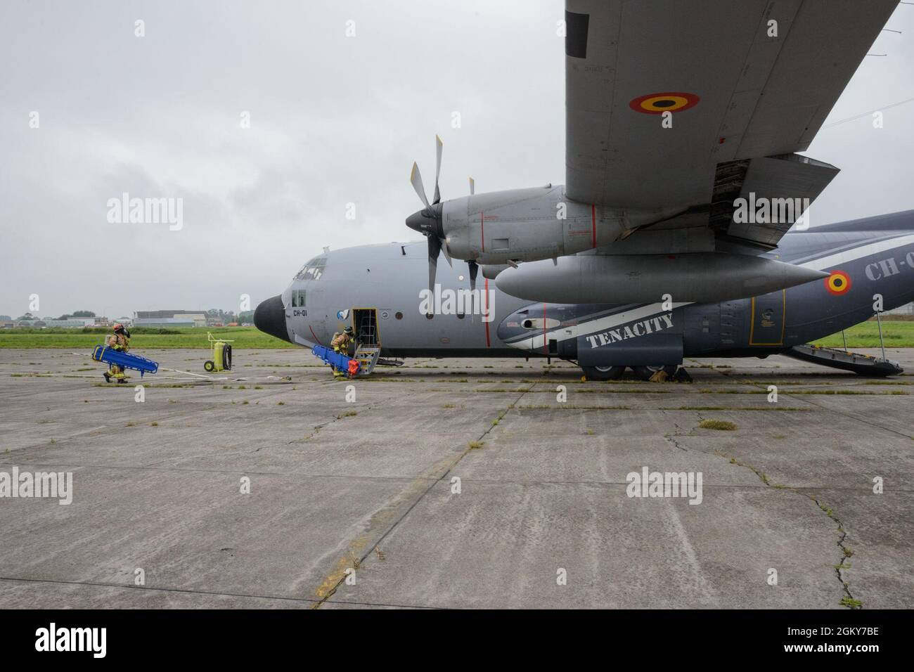 Die Feuerwehrleute der US-Luftwaffe mit dem 424. Flugplatz-Geschwader tragen Würfe, um die angeblichen Opfer während einer simulierten Flugzeugabsturzübung auf dem Luftwaffenstützpunkt Chièvres, Belgien, am 26. Juli 2021 zu evakuieren. Sentinel Shield 21 war die integrierte Schutzübung der US Army Garrison Benelux, bei der nach einem simulierten Flugzeugabsturz die Interoperabilität mit den Flugzeugen des 424. Air Base Squadron getestet wurde. Stockfoto
