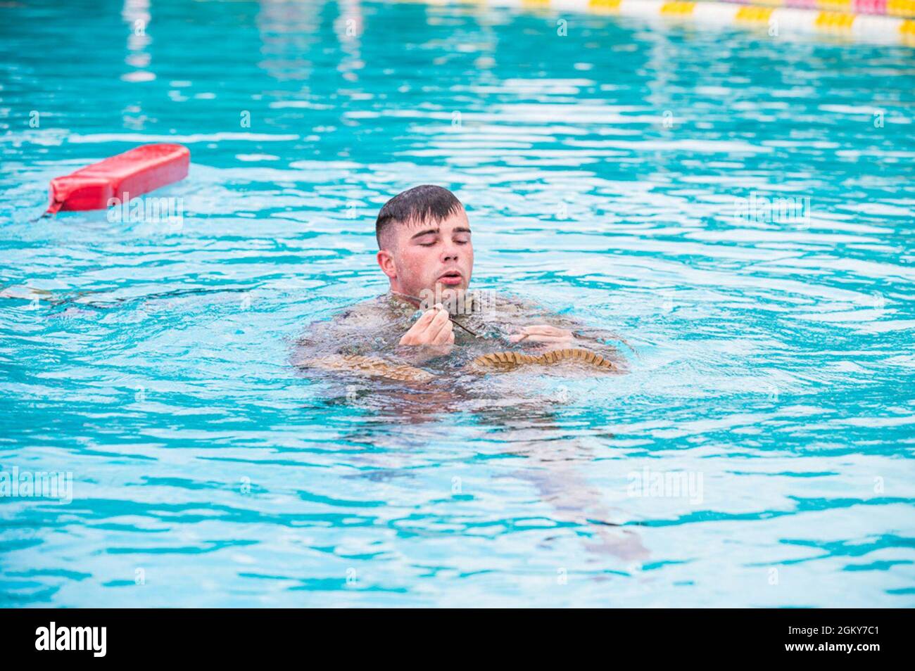 Army Staff Sgt. Edward Nelan tritt am 26. Juli 2021 in den Schofield Barracks auf der Insel Oahu, Hawaii, im Wasserüberlebensbereich des 2021 U.S. Army Medical Command Best Leader Competition an. Nelan ist ein Gruppenleiter der Soldier Recovery Unit des Brooke Army Medical Center und vertritt das Regional Health Command-Central im diesjährigen Wettbewerb. Der siegreiche Soldat und Offizier ohne Auftrag wird im Herbst beim Army Best Warrior Competition um den besten Krieger der Armee antreten. Stockfoto