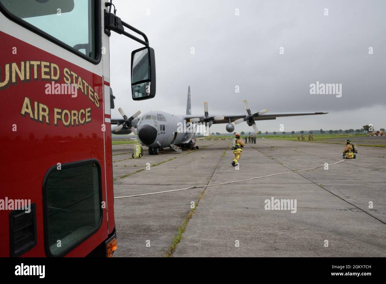 Die Feuerwehrleute der US-Luftwaffe mit dem 424. Flugplatz-Geschwader entrollt während einer simulierten Flugzeugabsturzübung auf dem Luftwaffenstützpunkt Chièvres, Belgien, 26. Juli 2021 Wasserschläuche. Sentinel Shield 21 war die integrierte Schutzübung der US Army Garrison Benelux und testte die Interoperabilität mit den Flugzeugen des 424. Air Base Squadron nach einem simulierten Flugzeugabsturz. Stockfoto