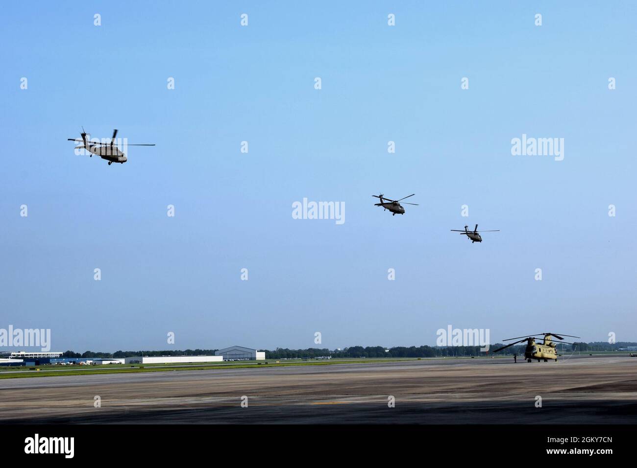 Eine Gruppe von UH-60V Black Hawk-Hubschraubern verlässt den internationalen Flughafen Huntsville Alabama am 26. Juli und geht zum National Guard Eastern ARNG Aviation Training Site (EAATS) der Pennsylvania Army in Fort Indiantown Gap. Das Projektbüro für Hubschrauber von PEO Aviation hat am 27. Juli die Lieferung von fünf UH-60Vs an EAATS abgeschlossen, die als erste Einheit mit dem Flugzeug ausgestattet und organisch zugewiesen wurde. Stockfoto