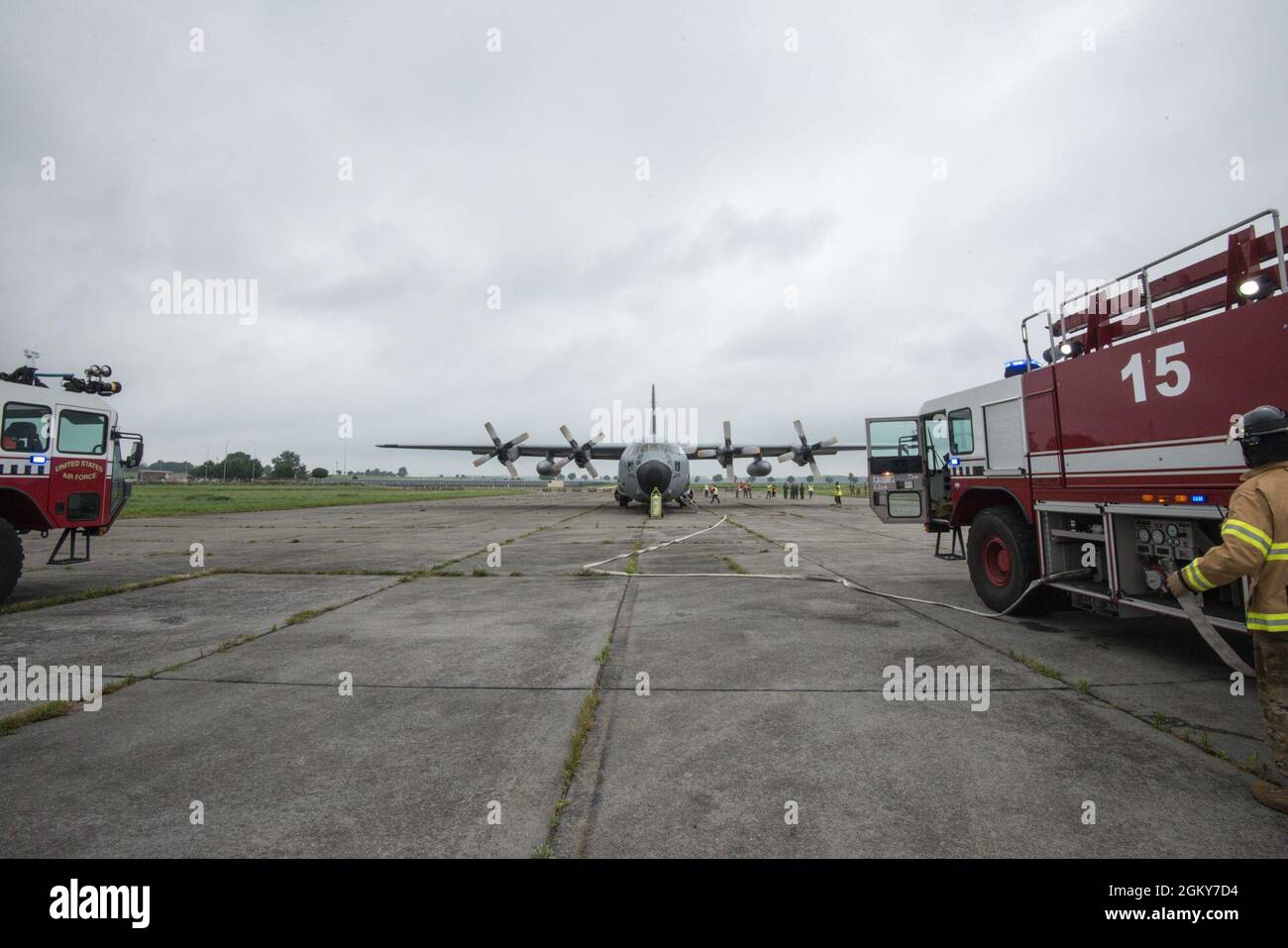 Die Feuerwehrleute der US-Luftwaffe mit dem 424. Flugplatz-Geschwader entrollt während einer simulierten Flugzeugabsturzübung auf dem Luftwaffenstützpunkt Chièvres, Belgien, 26. Juli 2021 Wasserschläuche. Sentinel Shield 21 war die integrierte Schutzübung der US Army Garrison Benelux und testte die Interoperabilität mit den Flugzeugen des 424. Air Base Squadron nach einem simulierten Flugzeugabsturz. Stockfoto