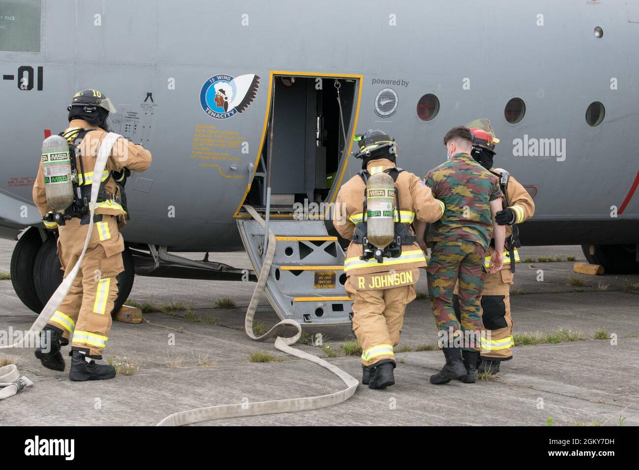 Die Feuerwehrleute der US-Luftwaffe evakuieren mit dem 424. Flugplatz-Geschwader einen Unfall während einer simulierten Flugzeugabsturzübung auf dem Luftwaffenstützpunkt Chièvres, Belgien, 26. Juli 2021. Sentinel Shield 21 war die integrierte Schutzübung der US Army Garrison Benelux, bei der nach einem simulierten Flugzeugabsturz die Interoperabilität mit den Flugzeugen des 424. Air Base Squadron getestet wurde. Stockfoto
