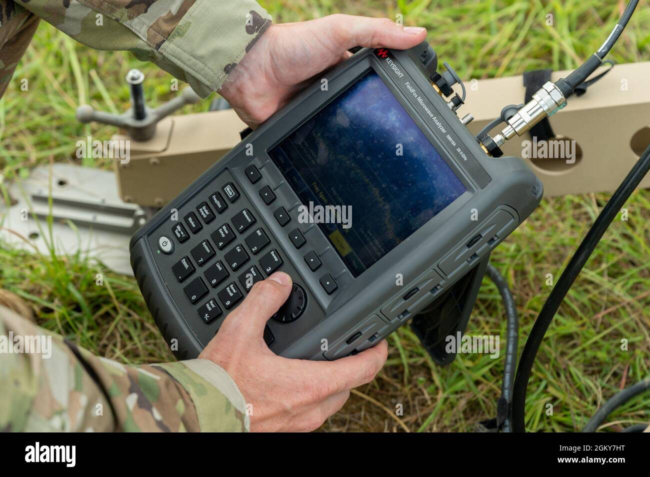 Der Senior Airman der US Air Force, Bradley Warner, 1. Combat Communications Squadron-Hochfrequenztechniker, überwacht das Hochfrequenzspektrum, um während der Übung Heavy Rain II in Grostenquin, Frankreich, am 26. Juli 2021 auf Störungen zu prüfen. Durch die Unterwerfung des Personals für die Kommunikation im Kampf mit einer umkämpften Umgebung mit elektromagnetischen Spektren gab Airmen die Möglichkeit, ACE-Fähigkeiten zu validieren und zu verbessern, die expektionären Denkweisen zu schärfen und Kommunikationsstörungen zu überwinden, um geschäftsentscheidende Verbindungen aufzubauen und zu sichern. Stockfoto