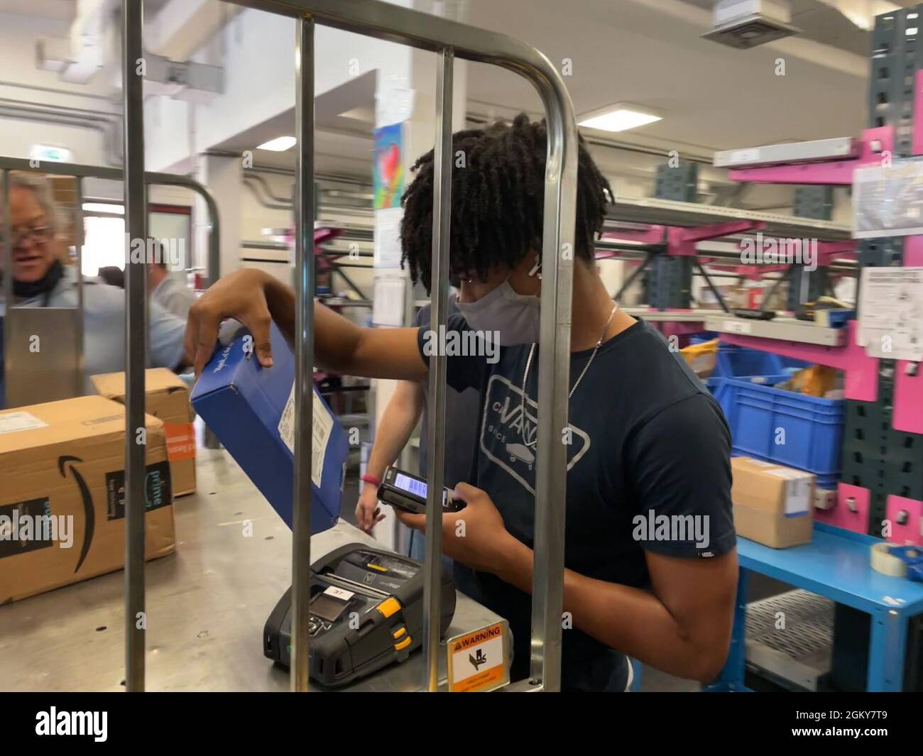 Jayden Reed verarbeitet ein eingehendes Postpaket im Postamt von Caserma Ederle in Vicenza, Italien, am Montag, den 26. Juli, 2021. Die Verarbeitung von Postpaketen ist ein wichtiger Schritt in ihrer Zustellung. Stockfoto