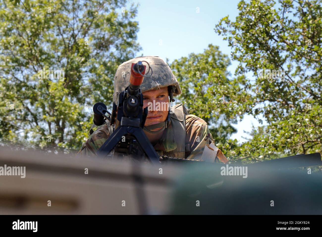 FORT HOOD, Texas -- Ein Tennessee National Guardsman aus der Hauptquartier- und Hauptquartiertruppe, 2. Staffel, 278. Gepanzerte Kavallerie-Regiment, Er hunkelt hinter einem Mehrzweck-Maschinengewehr M240B in Vorbereitung auf einen vermuteten Angriff auf das taktische Einsatzzentrum der Staffel während der kulminierenden Trainingsveranstaltung der exportierbaren Kampftrainingsfähigkeit (XCTC) 21-03 in Fort Hood, Texas, am 26. Juli 2021. Stockfoto