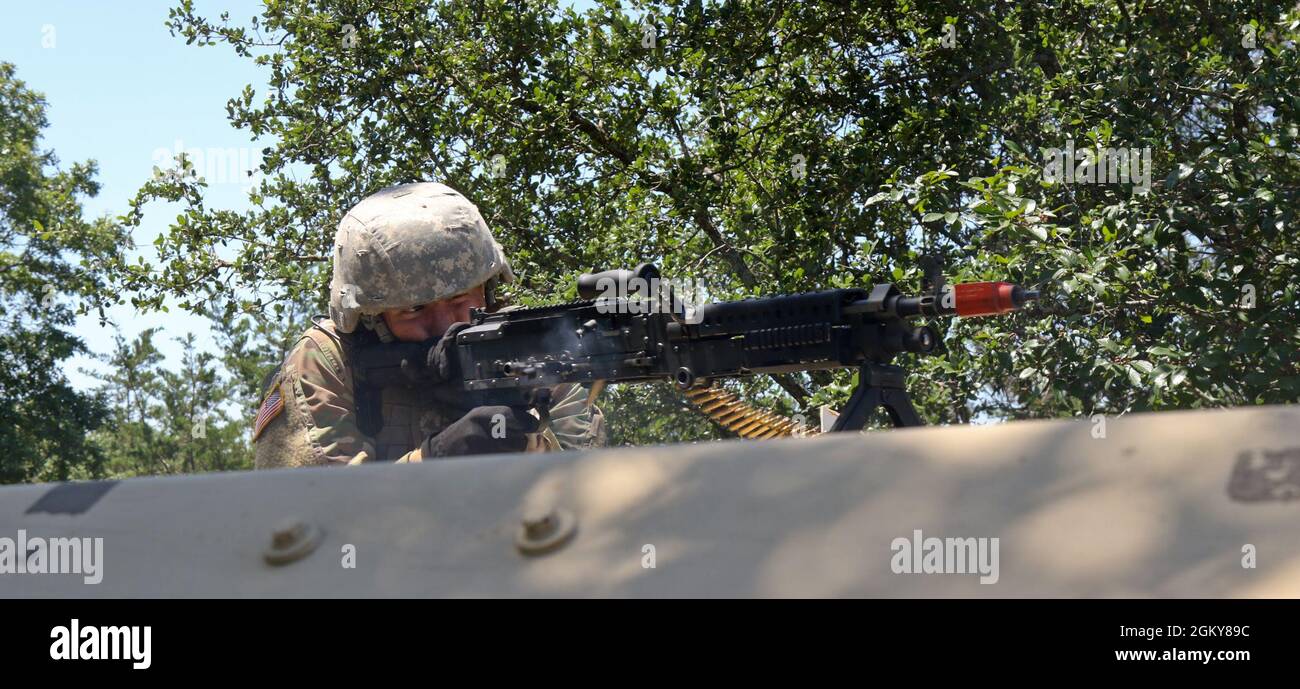 FORT HOOD, Texas -- Ein Tennessee National Guardsman aus der Hauptquartier- und Hauptquartiertruppe, 2. Staffel, 278. Gepanzerte Kavallerie-Regiment, Feuert leere Runden von einem Mehrzweck-Maschinengewehr M240B auf gegnerische Soldaten ab, die das taktische Einsatzzentrum seiner Staffel während des kulminierenden Trainingsereignisses bei der exportierbaren Kampftrainingsfähigkeit (XCTC) 21-03 in Fort Hood, Texas, am 26. Juli 2021 angreifen. Stockfoto