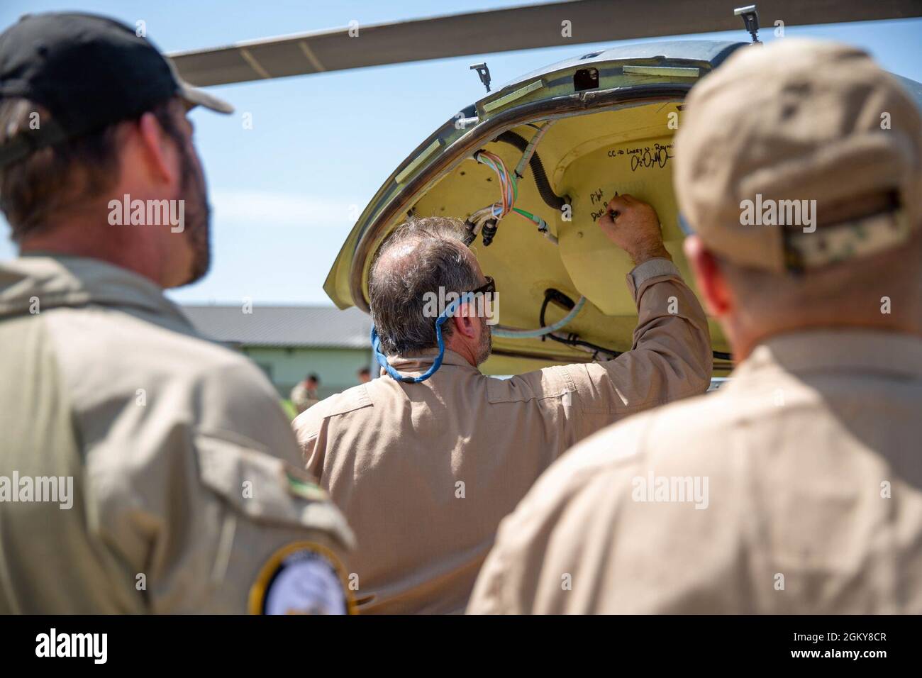 Studenten der technischen Ausbildung der US-Luftwaffe von der 37. Trainingsgruppe sehen, wie ein HH-60G Pave Hawk am 26. Juli 2021 in JBSA-Lackland, Texas, in den Ruhestand geht. Das Flugzeug wird an das 34th Training Squadron geliefert und von Technikschülern für zukünftige Schulungen genutzt. Stockfoto