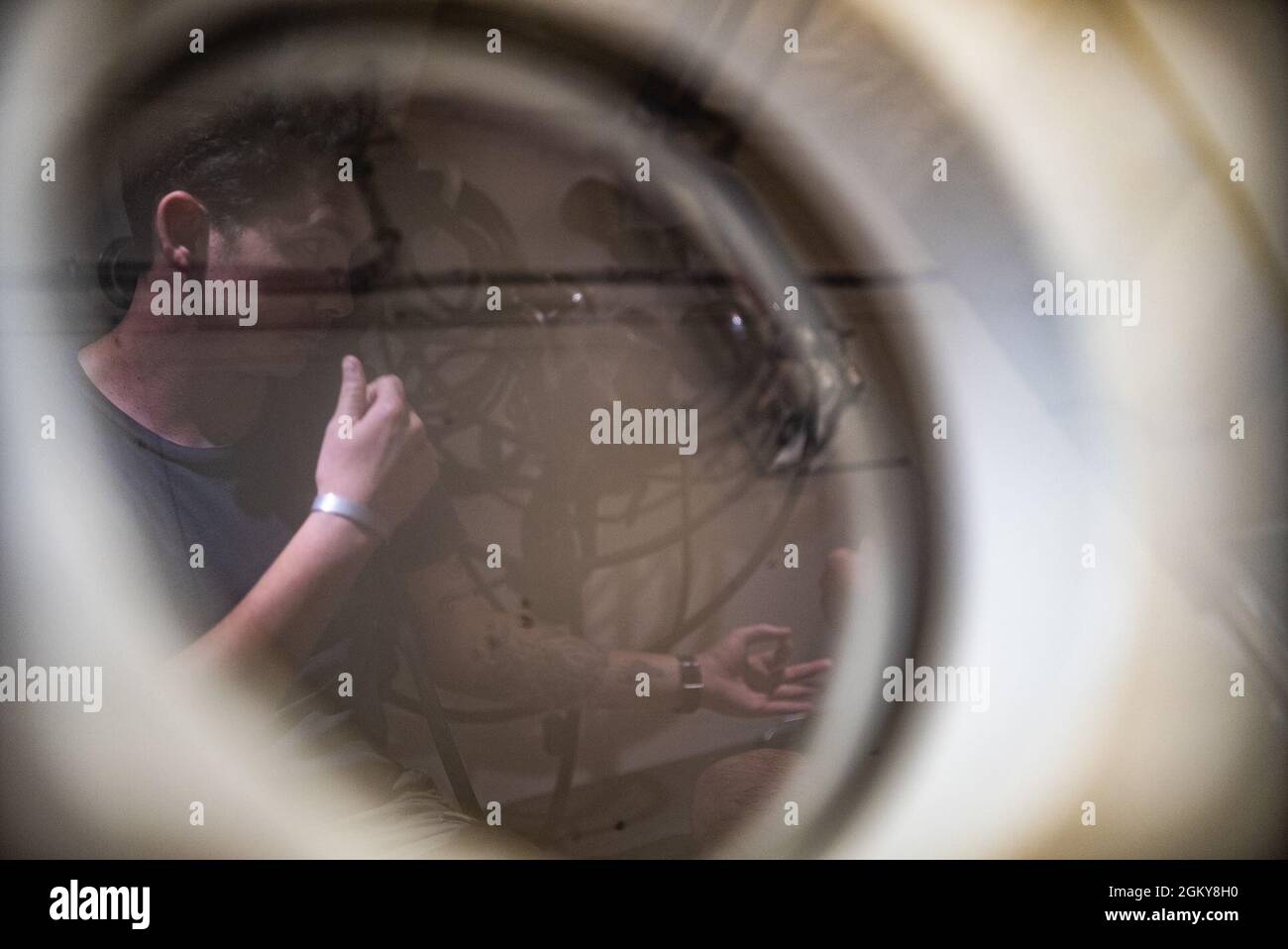 PANAMA CITY BEACH, Florida – (26. Juli 2021) Hospital Corpsman, 1. Klasse Brian Hunsicker, zugewiesen an Mobile Diving Salvage Unit (MDSU) 2, Firma 2-5, überprüft Taucher während des Vorbereitungstrainings der MDSU 2 während des Rekompressionskammerbetriebs. MDSU 2, gegründet von der Joint Expeditionary Base Little Creek - Fort Story, ist eine kampfbereite Expeditionstruppe, die weltweit zur Unterstützung aller Tauch- und Bergungsoperationen eingesetzt werden kann. Stockfoto