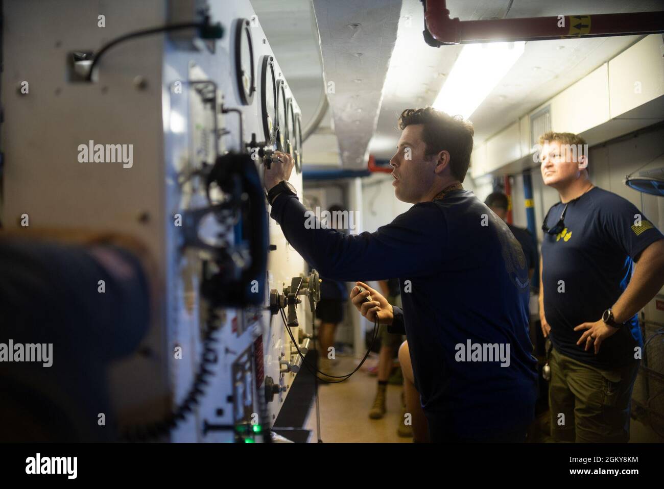 PANAMA CITY BEACH, Fla. – (26. Juli 2021) Navy Diver 2nd Class Michael Clutch, zugewiesen an Mobile Diving Salvage Unit (MDSU) 2, Company 2-5, überwacht Tiefenmessgeräte während des Rekompressionskammerbetriebs während des Trainingszyklus der MDSU 2 vor dem Einsatz. MDSU 2, gegründet von der Joint Expeditionary Base Little Creek - Fort Story, ist eine kampfbereite Expeditionstruppe, die weltweit zur Unterstützung aller Tauch- und Bergungsoperationen eingesetzt werden kann. Stockfoto