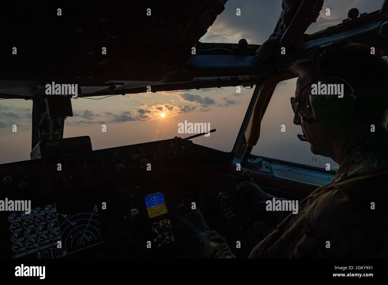 US Air Force LT. Col. Martin Ryan fliegt einen KC-135R Stratotanker während einer Trainingsmission über der Joint Base McGuire-Dix-Lakehurst, N.J., 27. Juli 2021. Ryan gehört zum 141. Lufttankschwadron „Tigers“ der New Jersey Air National Guard. Der 141. Unterstützt Luftwaffe, Marine, Marine Corps und alliierte Kämpfer, Aufklärungs- und Frachtflugzeuge. Der 141st ist auch in der Lage, bei aeromedizinischen Evakuierungen Abfall- und ambulante Patienten mit Hilfe von Patientenstützpaletten zu transportieren. Stockfoto