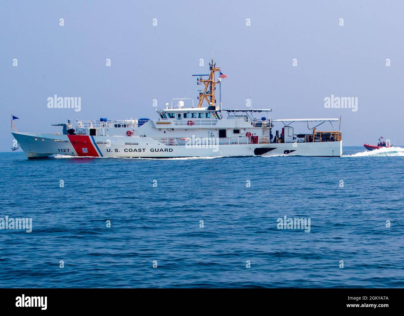 210727-N-NA-545-1247 CAPE COD, Ma -- (27. Juni 2021) der USCGC Richard Snyder (WPC 1127) segelt im Atlantischen Ozean mit dem hinter ihm liegenden USCGC 26294 über dem Horizont. Richard Snyder ist eine 154-Fuß-Sentinel-Klasse mit einer Besatzung von 24 Personen. Stockfoto