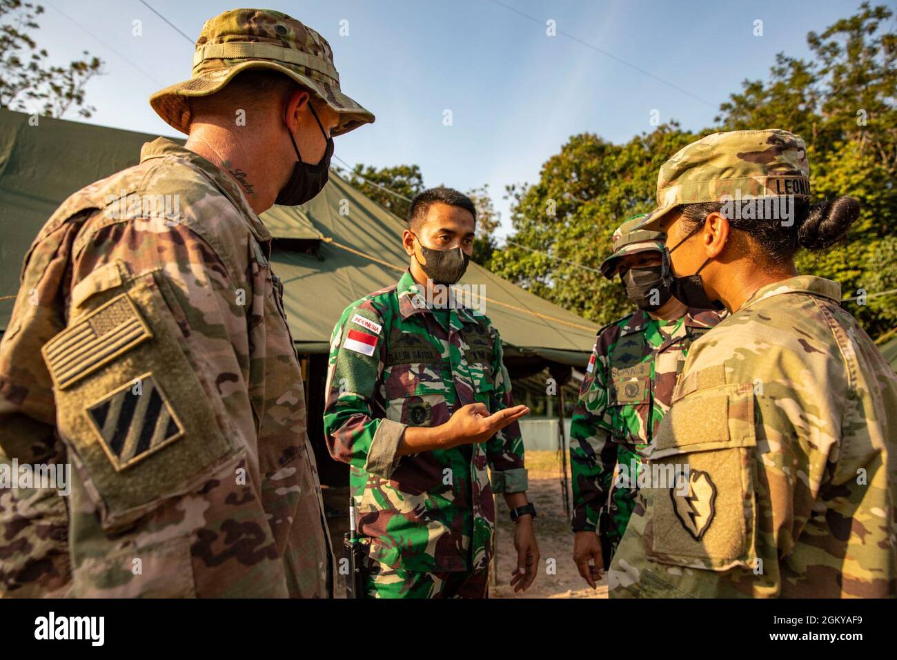 Soldaten der US-Armee mit Task Force Warrior treffen sich am 27. Juli 2021 im Baturaja Training Area, Indonesien, mit ihren Pendants der Tentara Nacional Indonesia (Indonesian Armed Forces) zur Vorbereitung auf Garuda Shield 21. Garuda Shield 21 ist eine zweiwöchige gemeinsame Übung zwischen der US-Armee und Tentara Nasional Indonesia (TNI-AD Indonesia Armed Forces). Der Zweck dieser gemeinsamen Übung ist es, die Dschungelkriegfähigkeit sowohl der US-Armee als auch der indonesischen Armee zu verbessern und zu bereichern. Stockfoto