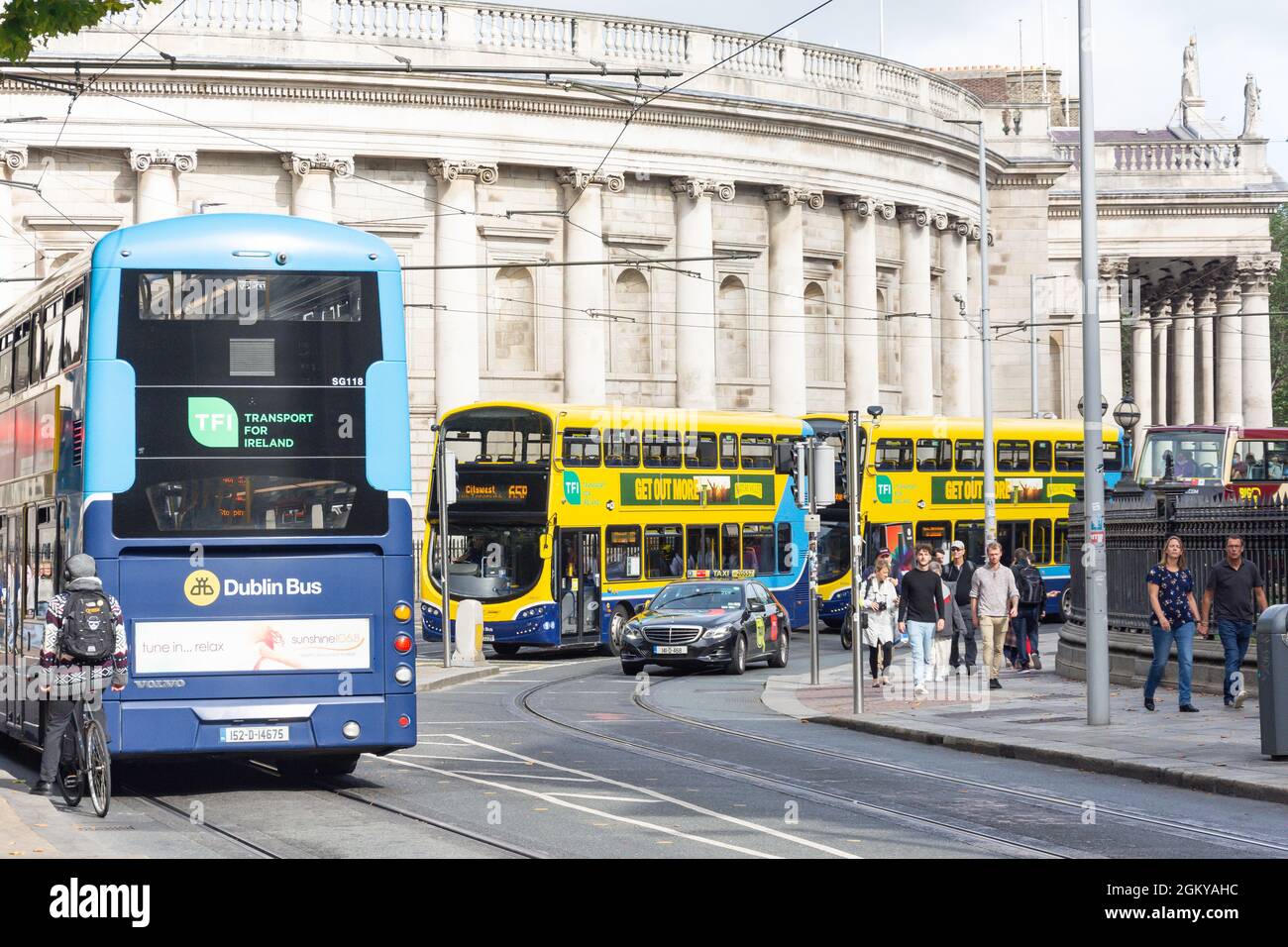 Busse und Verkehr auf der Grafton Street, Dublin, Republik Irland Stockfoto