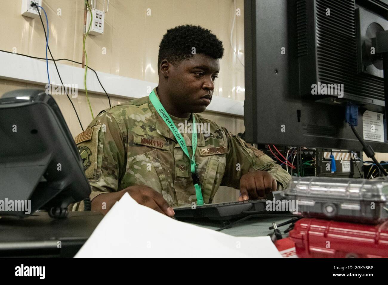 Christopher Manning, Senior Airman der US Air Force, 1. Infrastrukturtechniker des Combat Communications Squadron, arbeitet während der Juniper Falcon 2021-2, 26. Juli 2021, an einem Kommunikationsproblem. JF21-2 steht im Einklang mit langjährigen bilateralen Abkommen zwischen dem US-amerikanischen European Command und den israelischen Verteidigungskräften. Stockfoto