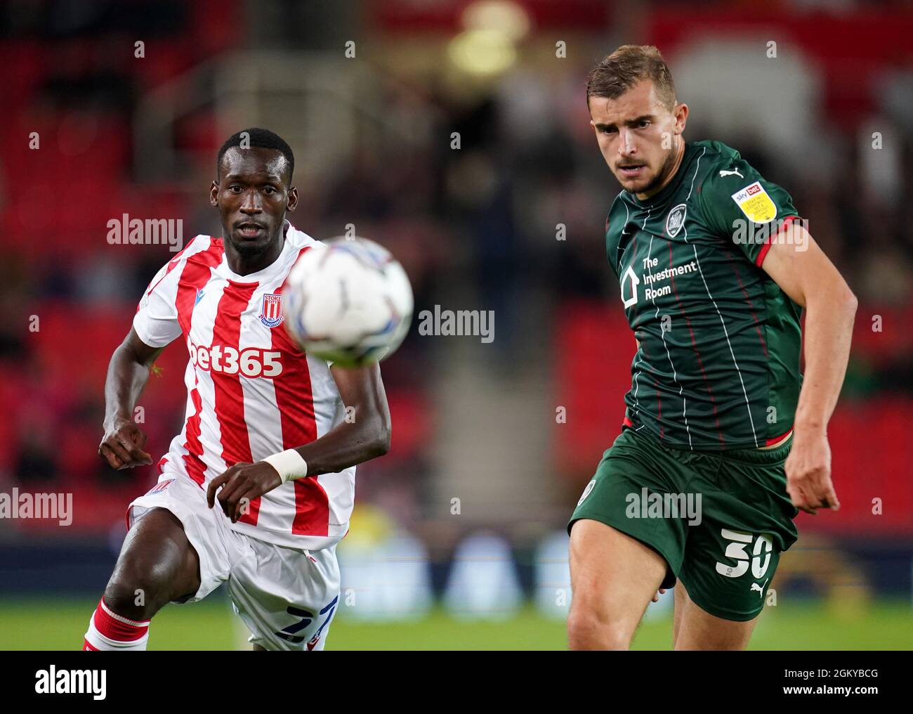 Abdallah Sima von Stoke City (links) und James McClean von Stoke City kämpfen während des Sky Bet Championship-Spiels im bet365 Stadium, Stoke-on-Trent, um den Ball. Bilddatum: Mittwoch, 15. September 2021. Stockfoto