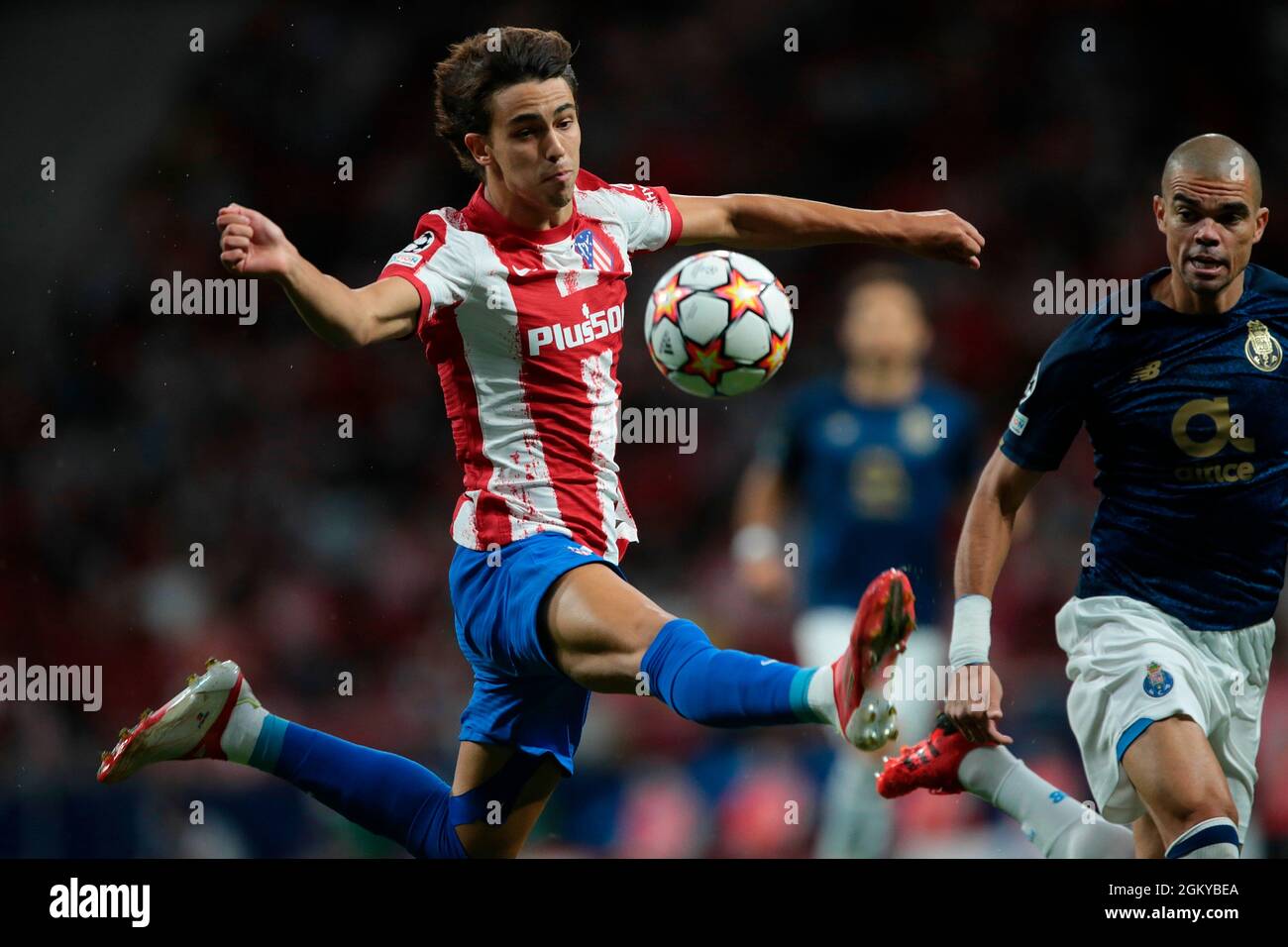 Madrid, Spanien. September 2021. Madrid, Spanien; 15.09.2021.- Atlético de Madrid gegen Porto 1. Etappe des Round Champions League-Spiels, das in Wanda Metropolitan, Madrid, ausgetragen wird. Atletico de Madrid-Spieler Joao Felix und Oporto-Spieler Pepe Kredit: Juan Carlos Rojas/Picture Alliance/dpa/Alamy Live News Stockfoto