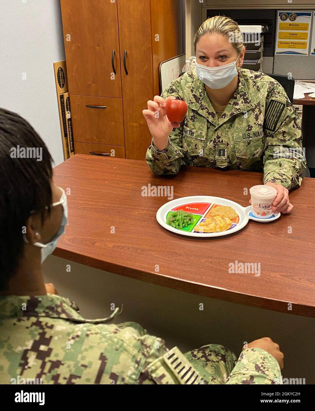 JACKSONVILLE, Florida (27. Juli 2021) - LT. Rachel Smith, Ernährungswissenschaftlerin am Naval Hospital Jacksonville, diskutiert mit einem Segler über die Auswahl an Speisen. Smith, ein gebürtiger aus Clearwater, Florida, sagt: „die richtige Ernährung ist für die Leistungssteigerung von entscheidender Bedeutung, damit unser Militär einsatzbereit und für eine gute allgemeine Gesundheit sein kann.“ Die Beamten des Medical Service Corps verfügen über vielfältige Erfahrungen auf See, bei Einsätzen und bei medizinischen Forschungskommandos, Krankenhäusern und Kliniken auf der ganzen Welt. Das Medical Service Corps der Marine feiert am 4. August 74 Jahre außergewöhnlichen Service. Stockfoto