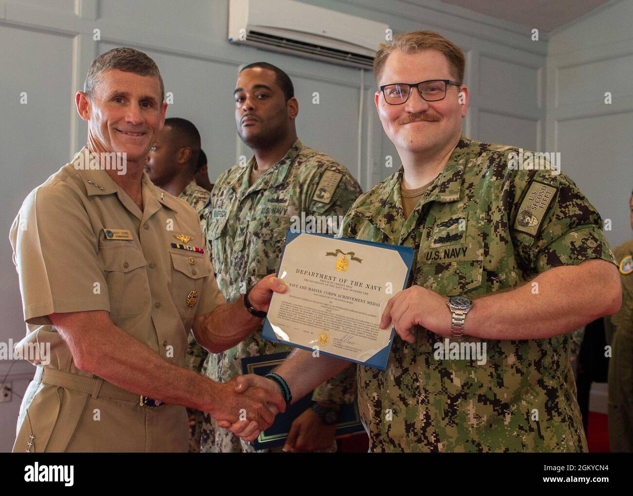 NORFOLK, VA. (28. Juli 2021) Kevin Murphy, ein technischer Kryptologischer Techniker der 1. Klasse, erhält von Vice ADM eine Auszeichnung für die Errungenschaften der Marine und des Marine Corps. Andrew Lewis, Commander der 2. US-Flotte, während einer Auszeichnung in Quarters bei der Naval Support Activity Hampton Roads Chapel im Juli 28. Stockfoto