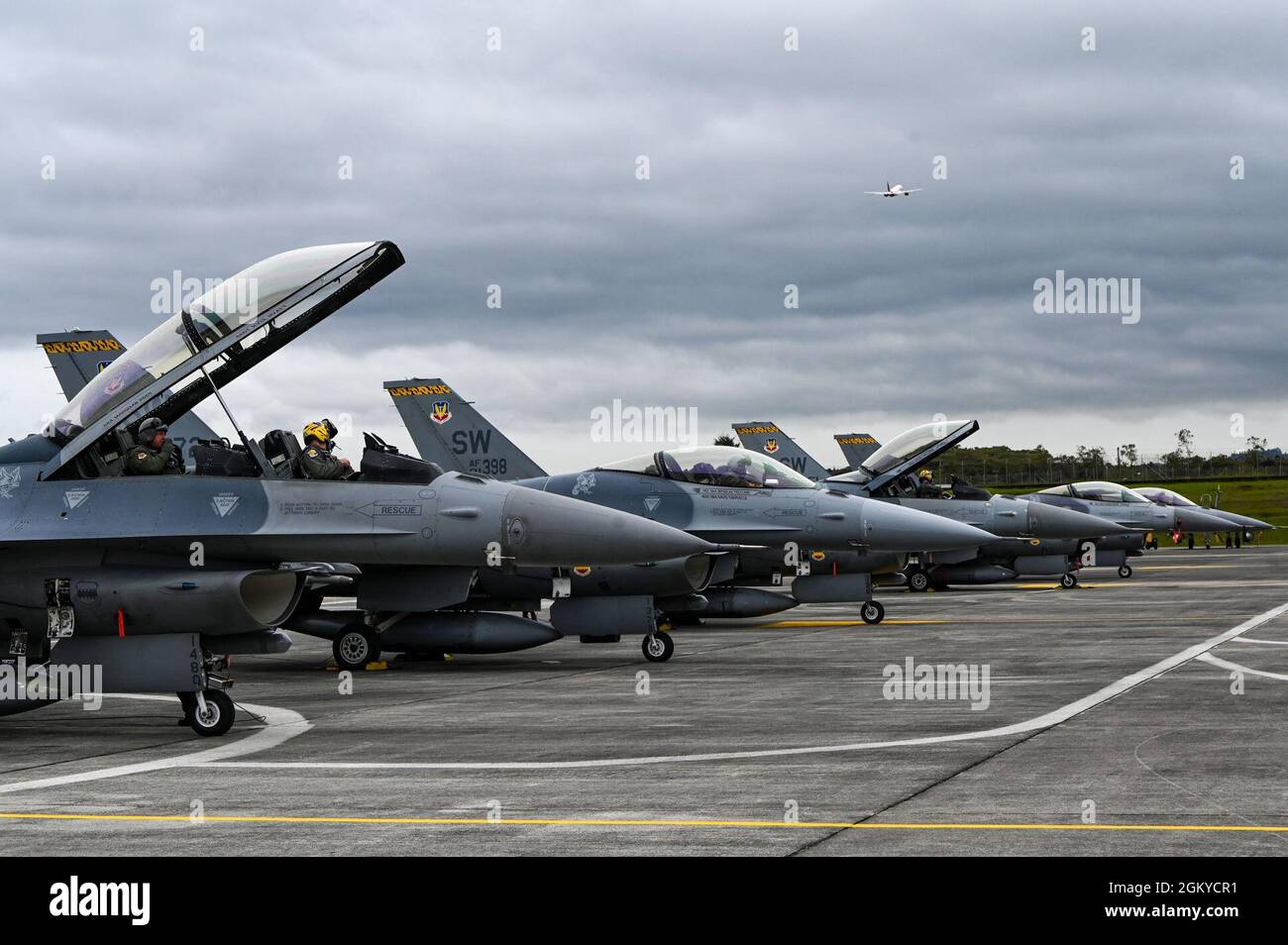 Fuerza Aérea Colombiana Maj. General Pablo Enrique Garcia Valencia, zweiter Kommandant der kolumbianischen Luftwaffe, bereitet sich während der Übung Relampago VI, 28. Juli 2021, auf den Start einer F-16-Kampffronikone der US-Luftwaffe von Comando Aereo de Combate Number 5 (CACOM 5) in Rionegro, Kolumbien, vor. Die Vereinigten Staaten sind ein dauerhafter, verlässlicher Partner mit einem gemeinsamen Anteil an der Sicherheit und dem Wohlstand der Region, und diese Übung wird die Fähigkeiten der kolumbianischen und US-Streitkräfte verbessern, um jederzeit überall auf der Welt schnell Truppen einzusetzen und einzusetzen. Stockfoto