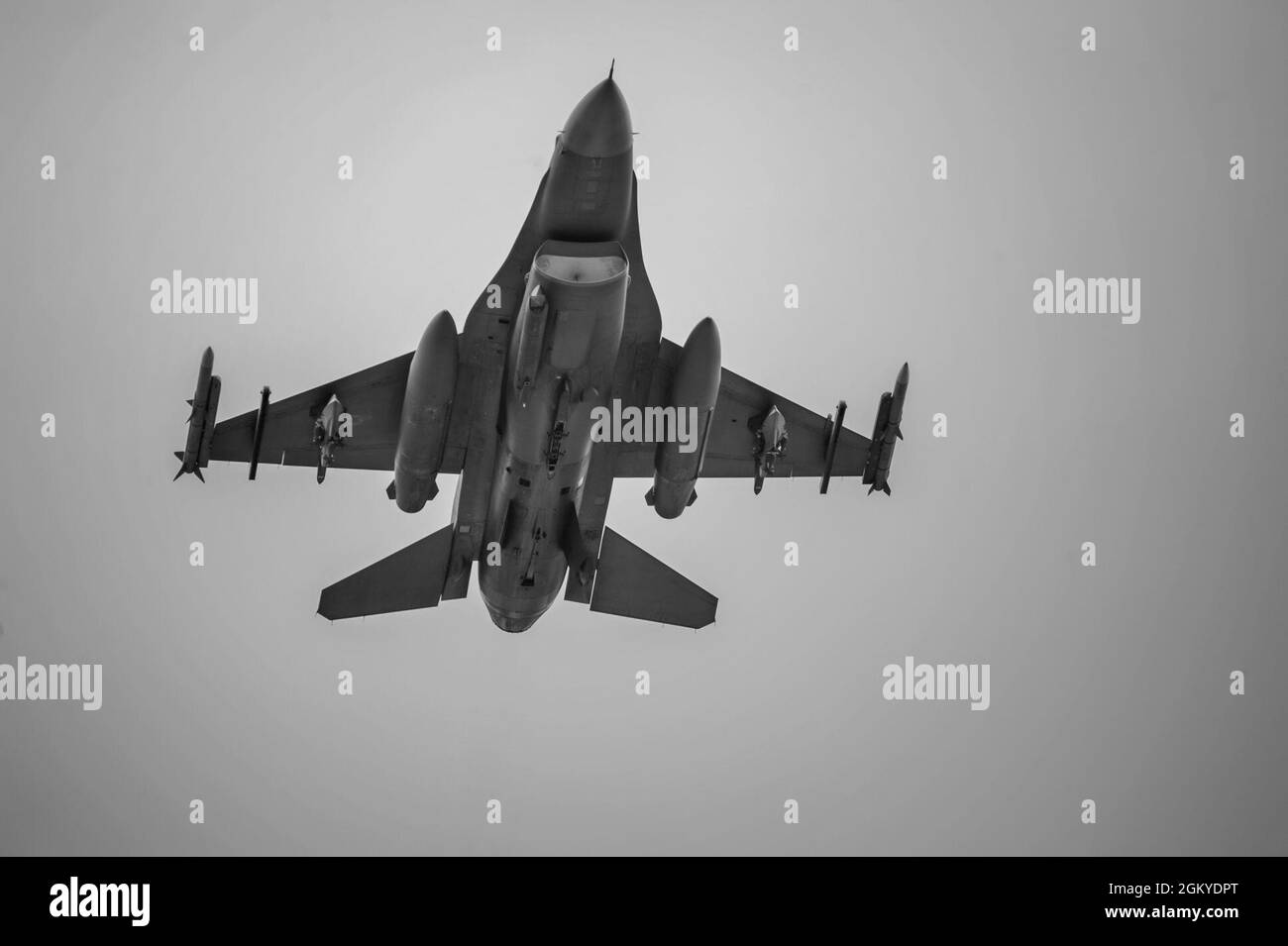 Eine F-16 Fighting Falcon der US-Luftwaffe, die dem 180. Kampfflügel der Ohio National Guard zugewiesen wurde, nimmt am 28. Juli 2021 an einer Routine-Trainingsmission Platz. Die 180FW ist die führende Kampfeinheit der Ohio National Guard, die den zivilen Behörden Schutz der Heimat, effektive Kampfkraft und Verteidigungsunterstützung bietet, während sie gleichzeitig Luftmänner entwickelt, ihre Familien unterstützt und in unserer Gemeinschaft dient. Stockfoto