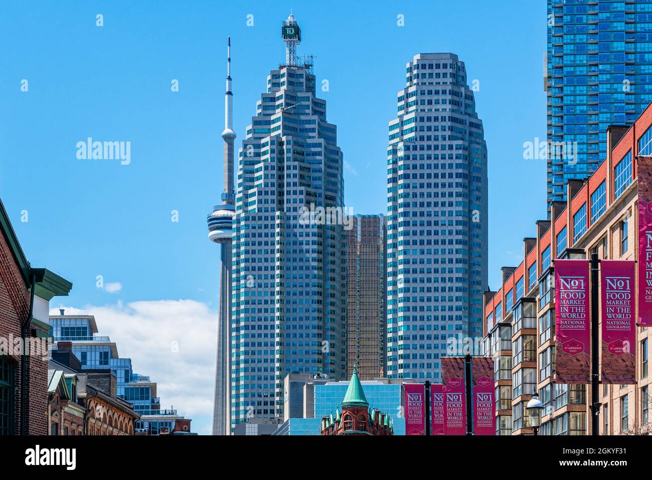 Die Skyline von Toronto umfasst die Wolkenkratzer am Brookfield Place, den CN Tower und die Kuppel des Flatiron Building in Kanada Stockfoto