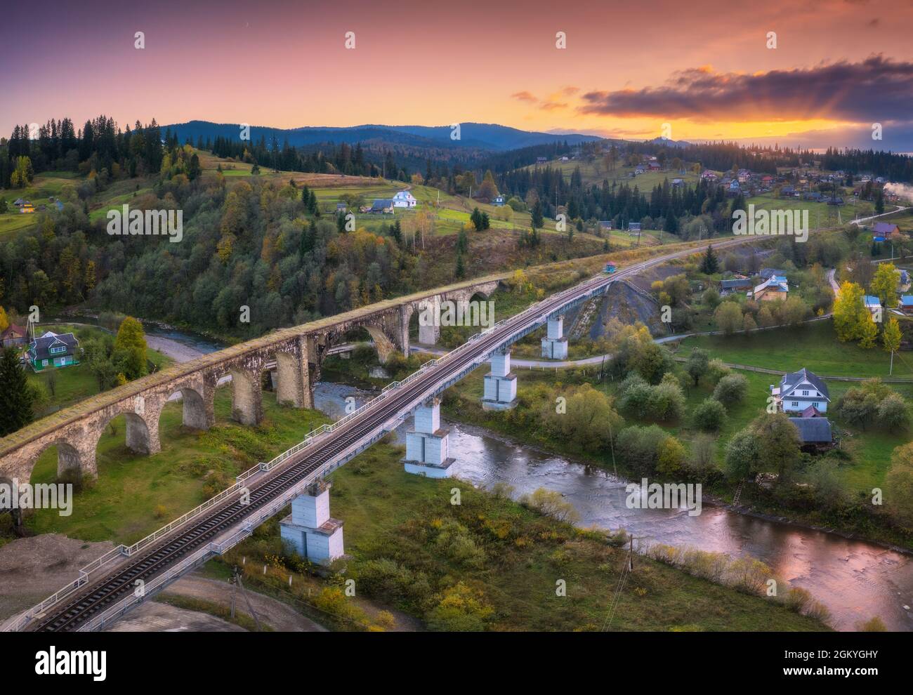 Schönes altes Viadukt bei Sonnenuntergang in den karpaten im Herbst Stockfoto