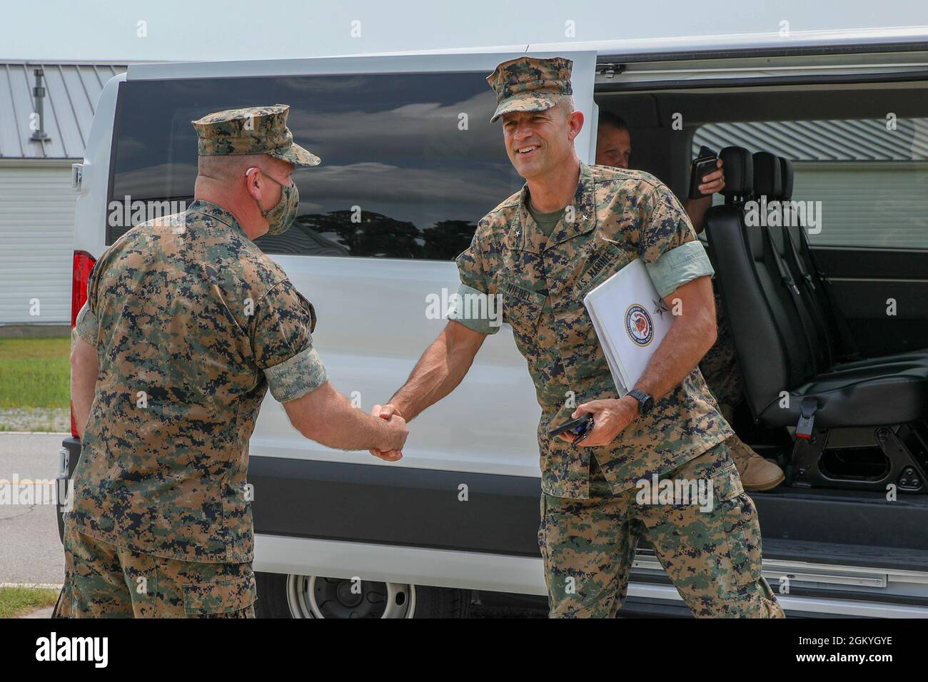 US Marine Corps Col. Eric J. Adams, links, Kommandant, Marine Corps Combat Service Support Schools, begrüßt Brig. General Andrew M. Niebel, Generalkommandant, Marine Corps Installations-East, während seines Besuchs in Camp Johnson, N.C., 29. Juli 2021. Als der neue Kommandant General der Marine Corps Installationen-Ost, Brig. General Niebel besuchte Camp Johnson und diskutierte über die aktuellen Operationen. Stockfoto