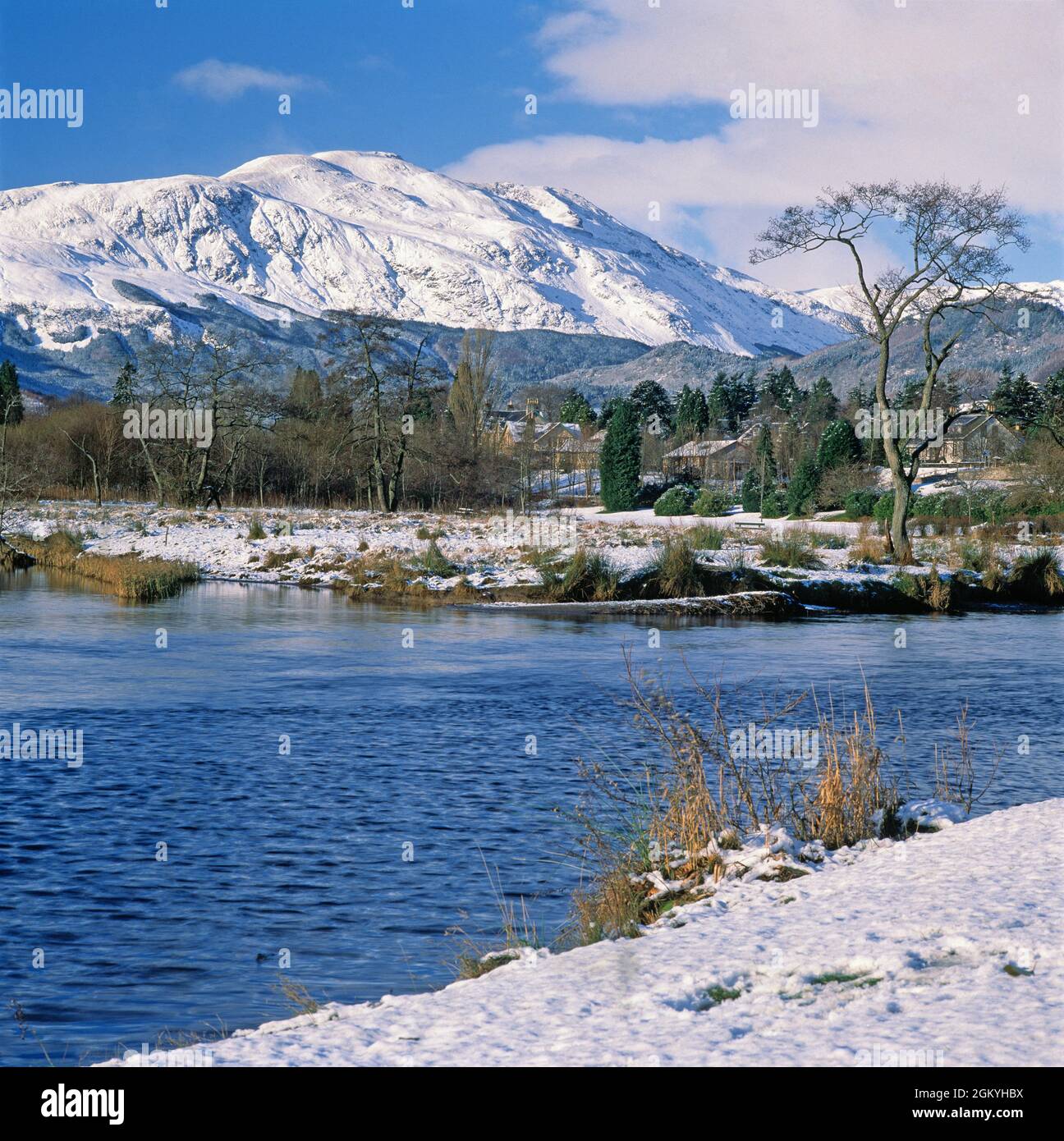 Schottland. Perthshire. Callander. Winterszene des Flusses Teith mit Ben Ledi. Stockfoto