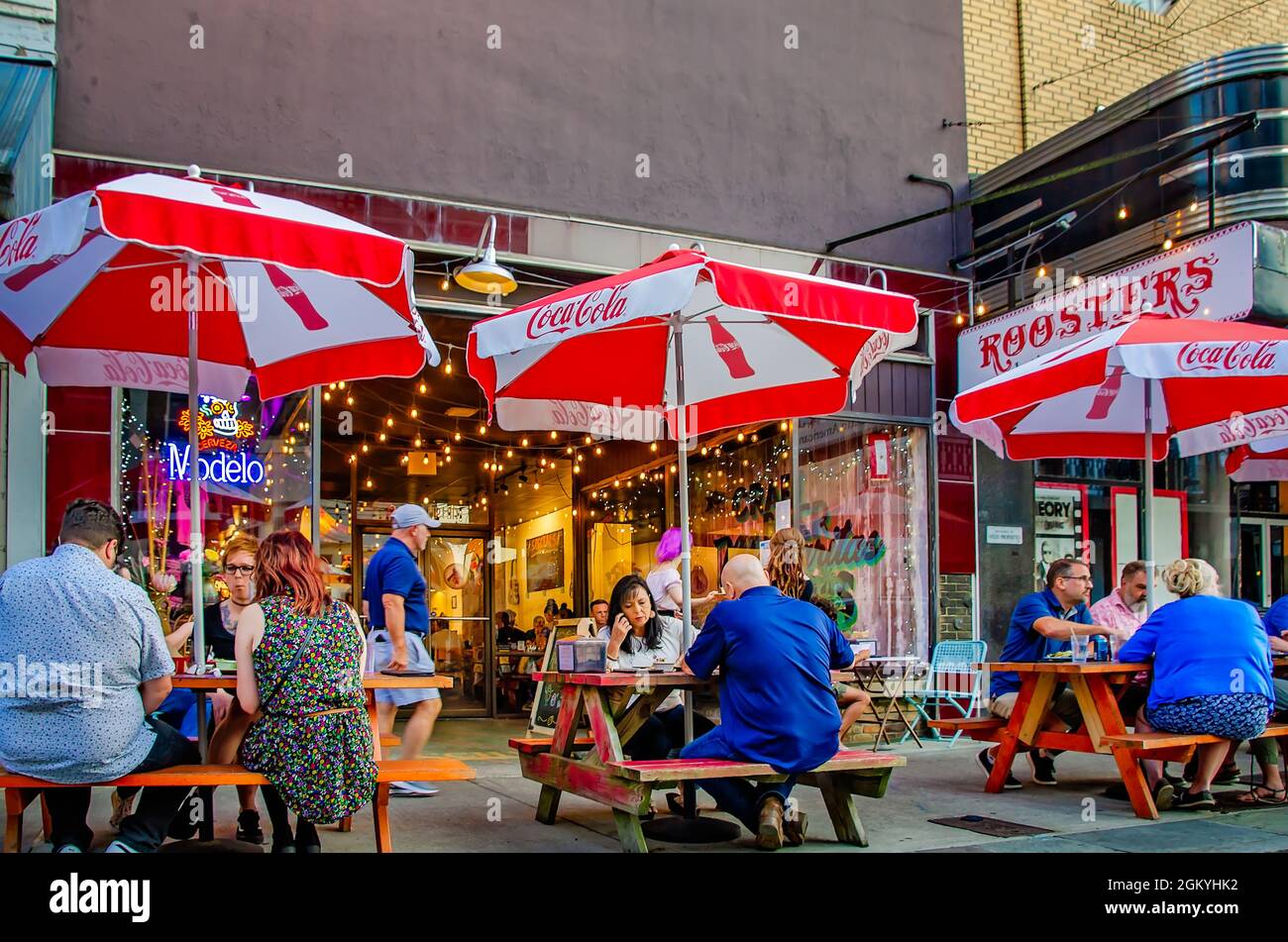 Kunden essen auf der Terrasse auf dem Bürgersteig bei Roosters in der Dauphin Street, 10. September 2021, während der Aktivitäten am zweiten Freitag in Mobile, Alabama. Stockfoto