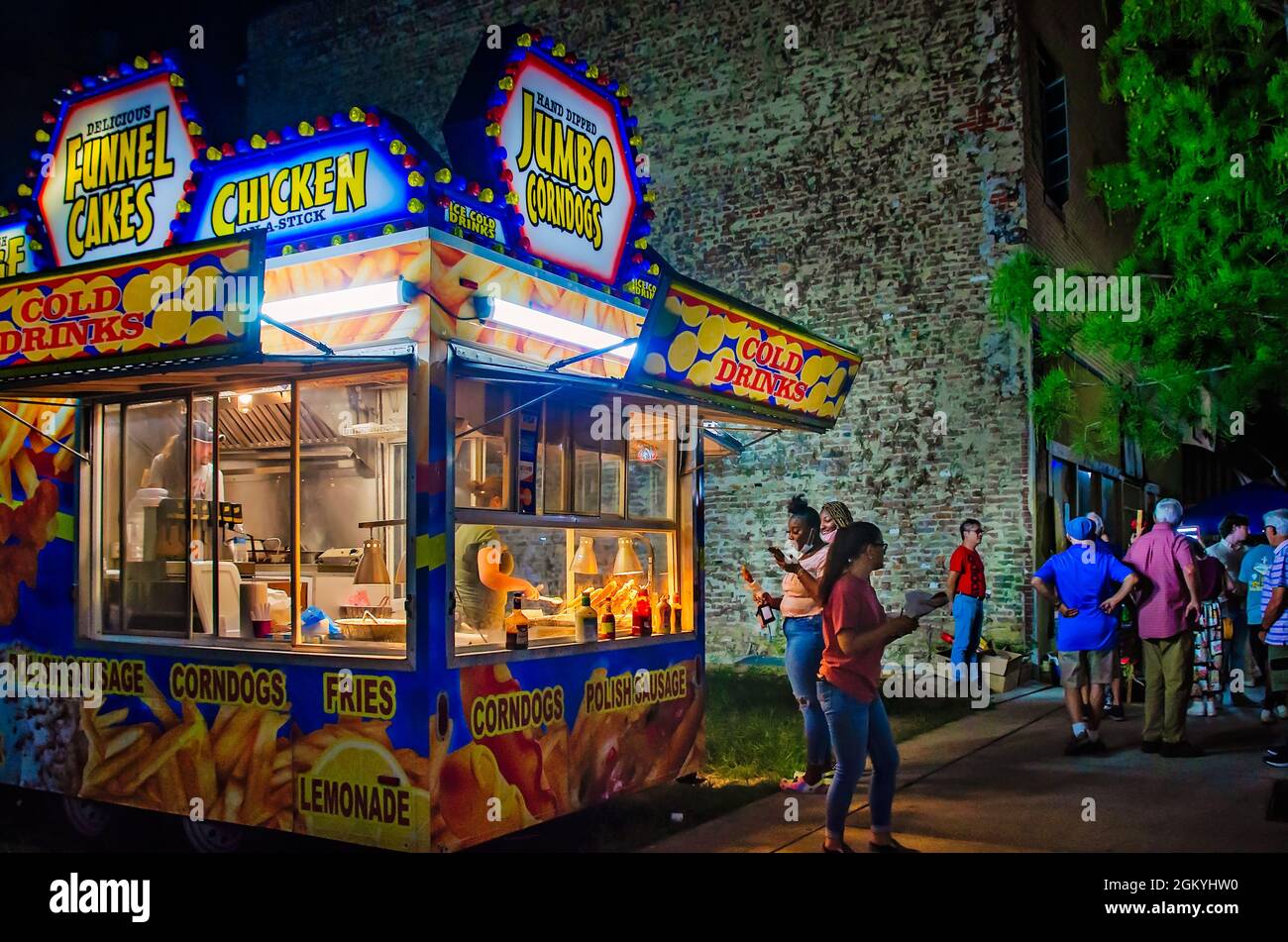 Während des zweiten Freitags Art Walk, 10. September 2021, in Mobile, Alabama, versammeln sich Menschen vor einem Konzessionsstand. Stockfoto