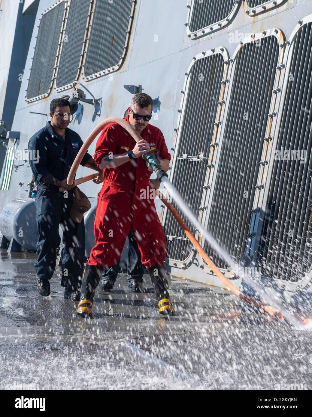 210729-N-HG846-2075 KORALLENMEER (29. Juli 2021) – Seeleute führen während der Übung Talisman Sabre 21 eine Frischwasserabwaschung an Bord der USS Rafael Peralta (DDG 115) durch. Australische und US-Streitkräfte vereinen sich für Talisman Sabre, eine einmonatige Multi-Domain-Übung, die die Fähigkeiten der Partner stärkt, um auf die gesamte Palette der Indo-Pacific-Sicherheitskonzerte zu reagieren. Stockfoto