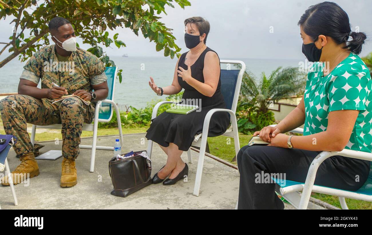 U.S. Marine Corps SSgt. Isaac Pelendo, nicht beauftragter Beamter des afrikanischen Außenbereichs bei den Marinestruppen Europa und Afrika (MARFOREUR/AF), Regina Jun, Stellvertretende Direktorin des Programmbüros der US-Agentur für internationale Entwicklung Stockfoto