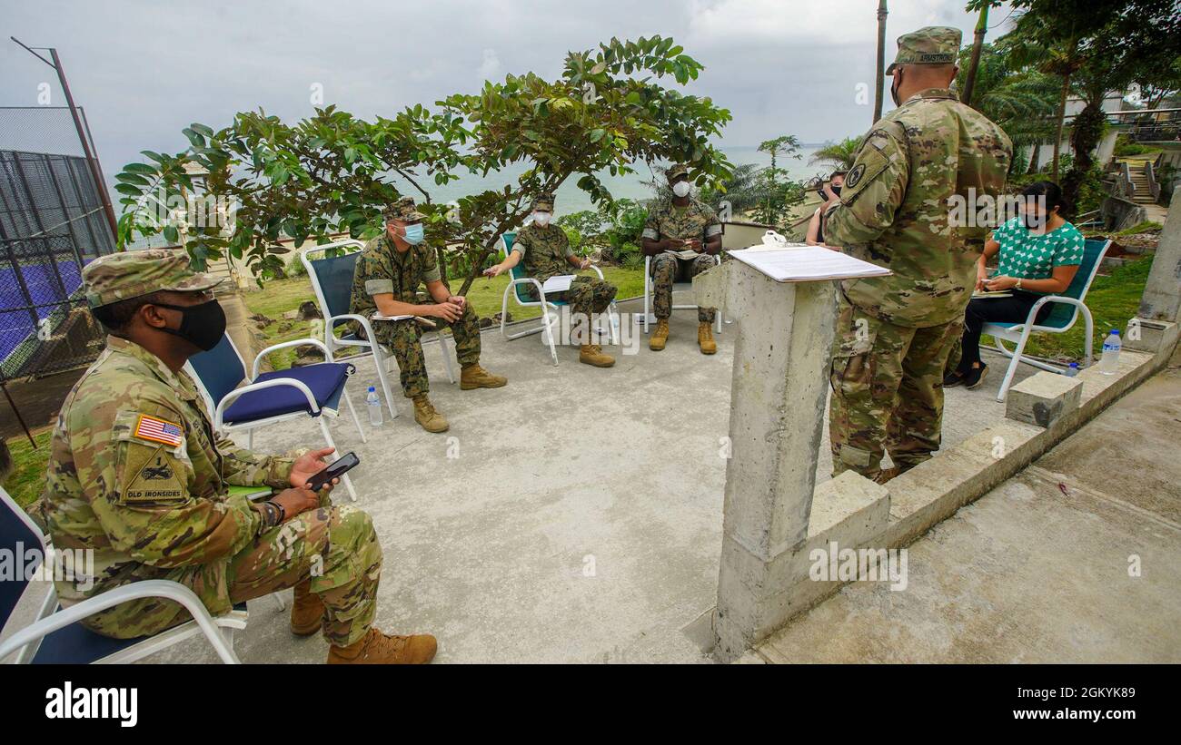 US-Marine vom Marine Corps Forces Europe and Africa (MARFOREUR/AF), US-Armee-Soldaten von der US-Botschaft in Liberia, Regina Jun, stellvertretende Direktorin des Programmbüros der US-Agentur für internationale Entwicklung Stockfoto