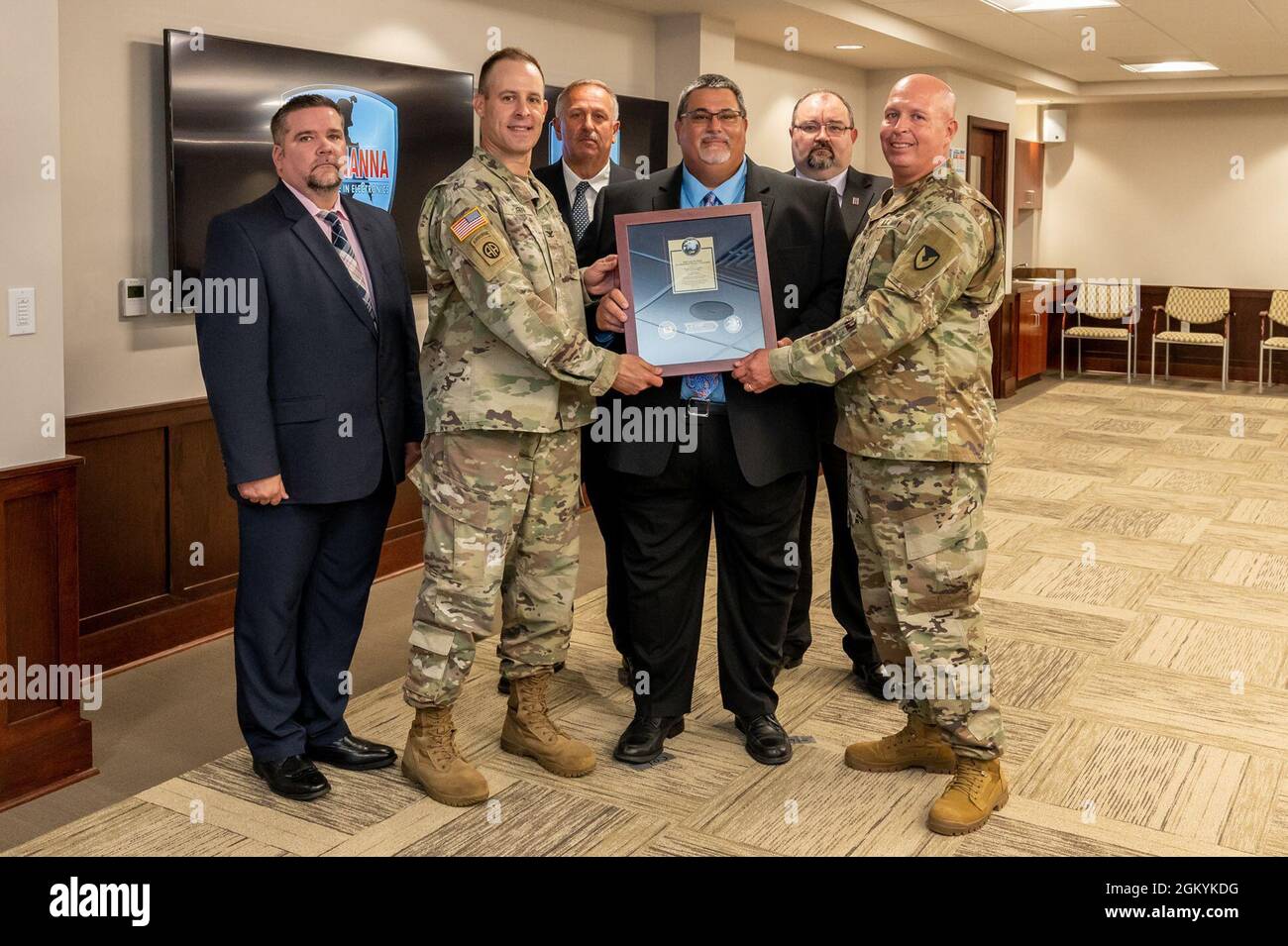 Die Mitarbeiter der Lackierabteilung des Systems Integration and Support Directorate des Tobyhanna Army Depot erhielten die Non-Enterprise Project Team Awards für herausragende Grüngürtel-Projekte. Drei Depotteams wurden im Rahmen der 12. Verleihung des Lean Six Sigma (LSS) Excellence Award Program (LEAP), die alle zwei Jahre stattfand, am 29. Juli mit PIPTEA (Process Improvement Project Team Excellence Awards) ausgezeichnet. Stockfoto