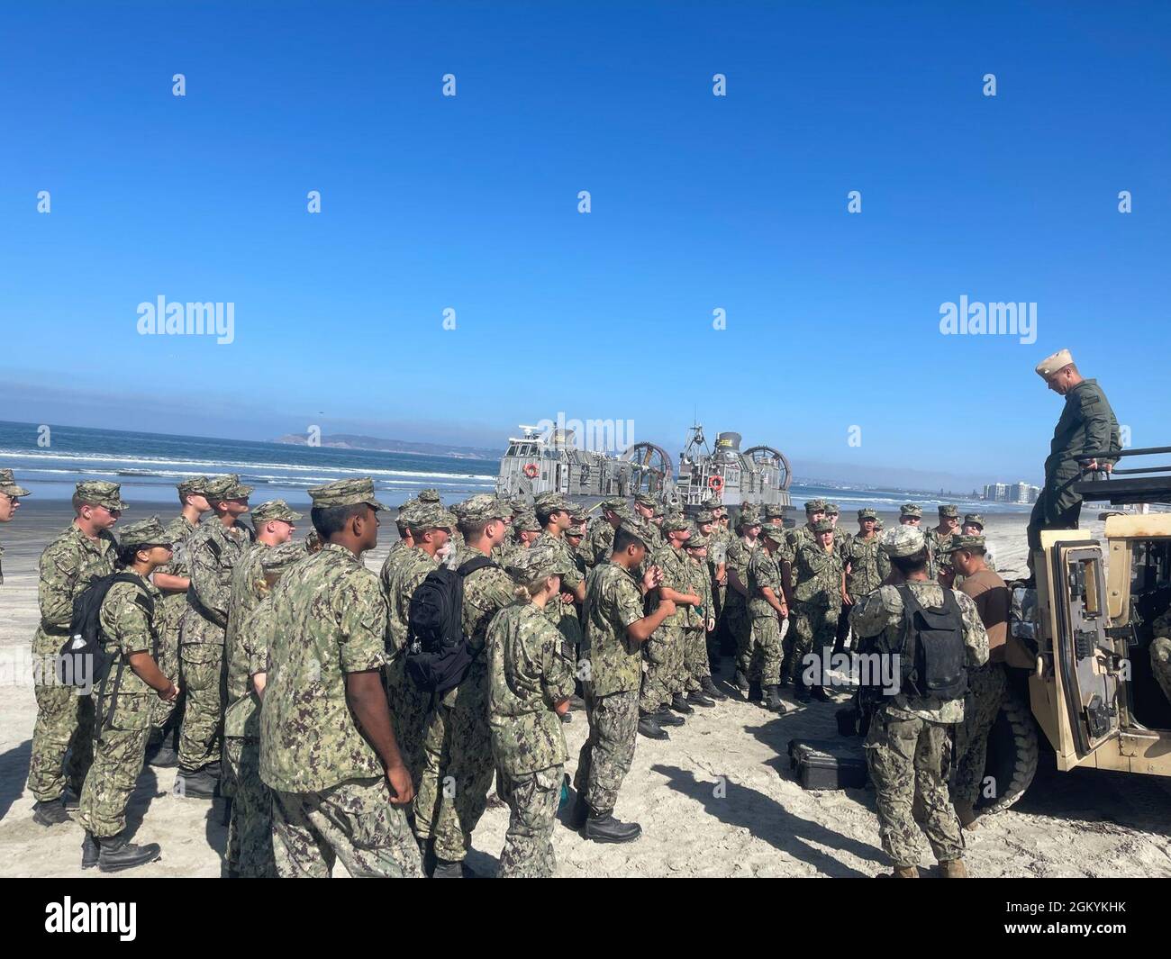 Josh Meehan, Senior Chief Sonar Technician, der der Assault Craft Unit Five (ACU-5) als LCAC-Handwerker (Landing Craft Air Cushioned) zugewiesen wurde, gibt zukünftigen Marineoffizieren eine Ausbildung zum amphibischen Kriegsfare. Stockfoto