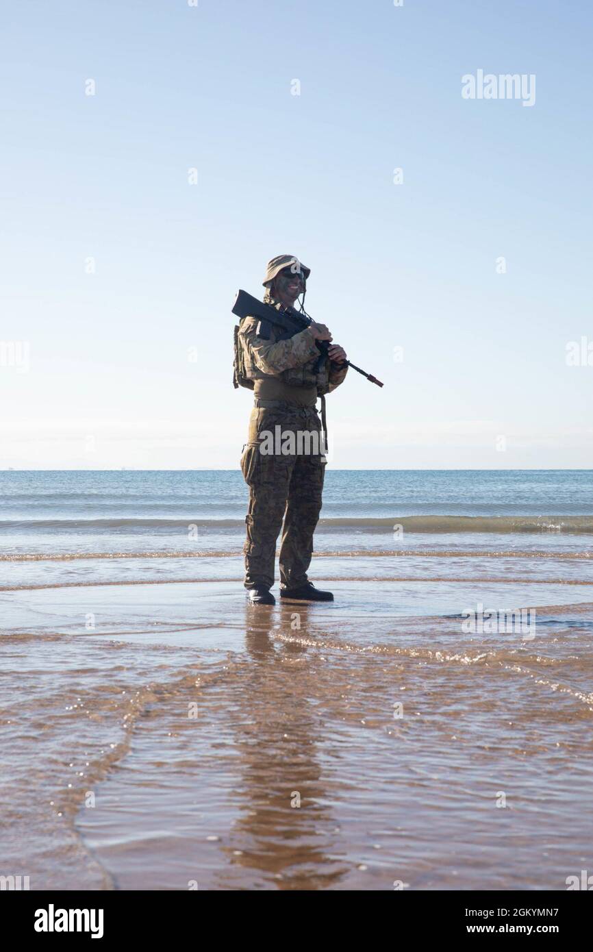 Soldat der australischen Armee mit dem 3. Royal Australian Regiment nimmt an einem simulierten Angriff am Strand während der Übung Talisman Sabre 21 in Ingham, Queensland, Australien, 30. Juli 2021 Teil. Amphibische Operationen bieten einem Combined-Joint Force Commander die Möglichkeit, die Macht zur Unterstützung der Krisenreaktion zum gewünschten Zeitpunkt und Ort schnell an Land zu projizieren. TS21 unterstützt die Indo-Pacific Pathways-Initiative zur Förderung eines freien und offenen Indo-Pacific durch die Stärkung von Beziehungen und den Aufbau von Vertrauen und Interoperabilität mit Verbündeten und Partnern. Stockfoto