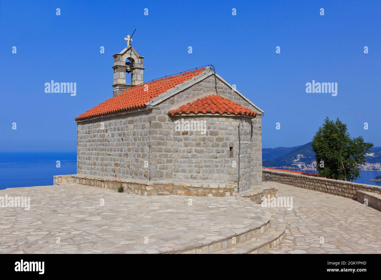 Die serbisch-orthodoxe Kirche St. Sava in Sveti Stefan, Montenegro Stockfoto