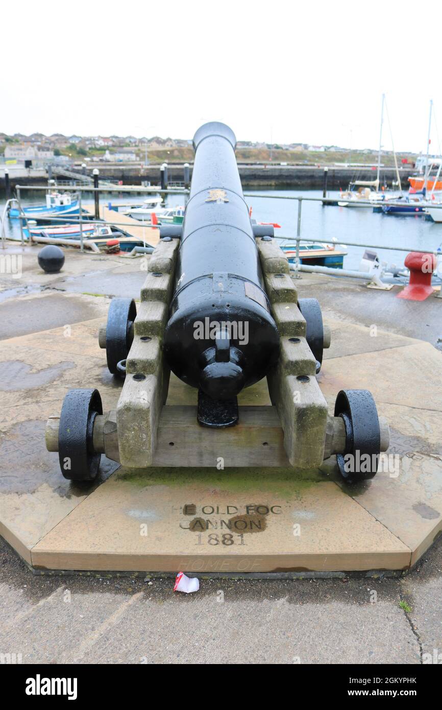 Wick, Schottland - The Old Fog Cannon, 1881 in Wick Harbour. Stockfoto