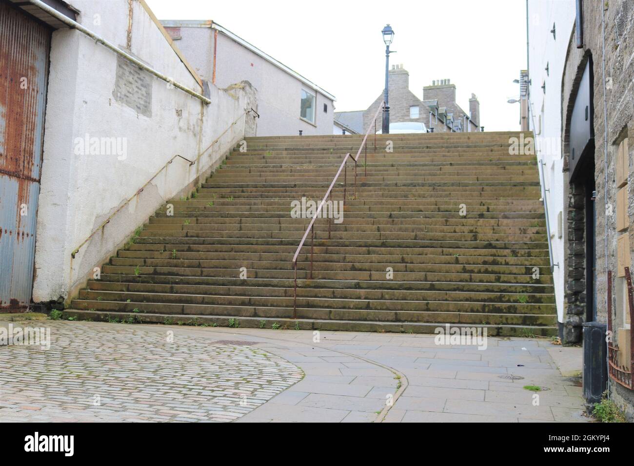 Wick, Schottland - Schwarze Treppe in Wick's Pulteneytown, gemalt von L S Lowry. Stockfoto