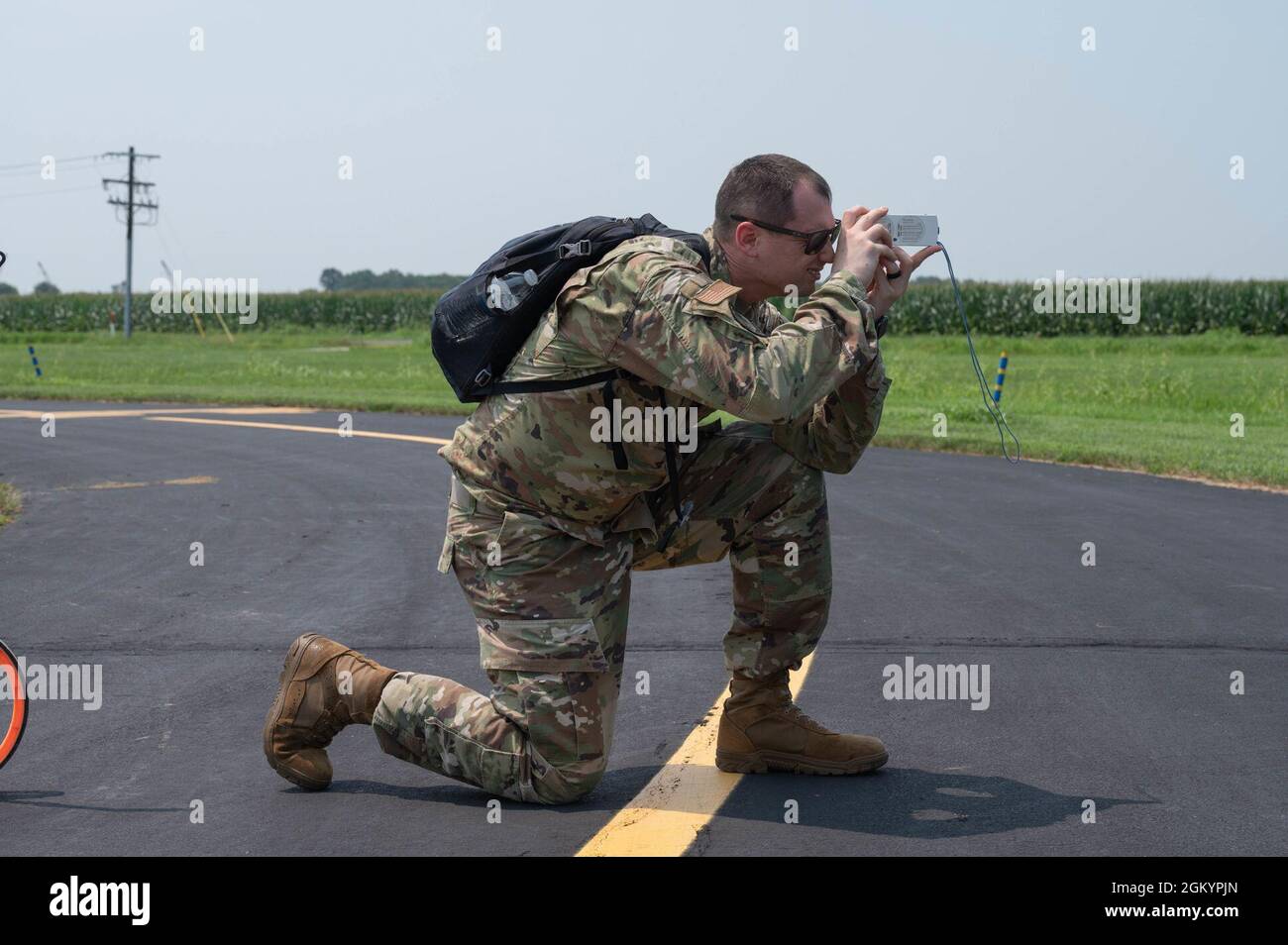 US Air Force Tech. Sgt. Ryan Rathke, Student des Kurses Landing Zone Operations, misst die Gleitneigung einer simulierten Landezone auf dem Schafer Field in St. Jacob, Illinois, 30. Juli 2021. Im Rahmen des Kurses Landing Zone Operations simulieren die Teilnehmer die Vermessung einer Landezone. Stockfoto