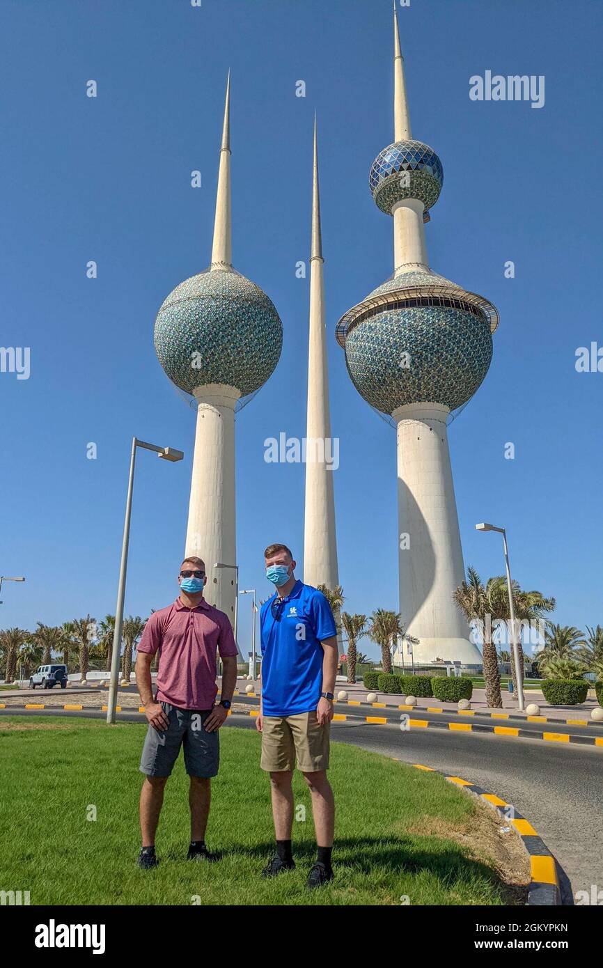 Cadet Adam Roe, Student im Baumanagement am Pennsylvania College of Technology, und Cadet Zachary Carter, Student im Maschinenbau an der University of Kentucky, stehen vor den Kuwait Towers in Kuwait City, Kuwait, 30. Juli 2021. Als Teil des US Army Corps of Engineers, Middle East District Praktikum, konnten die Kadetten die Kultur, das Essen und die Bräuche Kuwaits erleben. Stockfoto