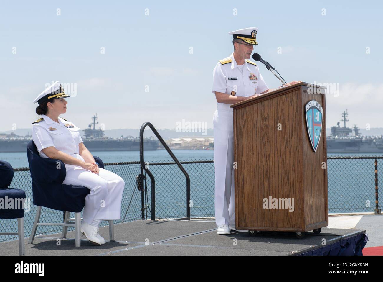 210730-N-DS741-1136 San Diego, Kalifornien (30. Juli 2021) – ADM hinten. Darse E. Crandall, rechts, stellvertretender Generalanwalt und Kommandant des Naval Legal Service Command, hält eine Rede während einer Zeremonie zur Befehlsänderung des Rechtsbüros der Region Southwest (RLSO SW) auf dem Flugdeck des USS Midway Museum, 30. Juli 2021. RLSO SW unterstützt die Einsatzbereitschaft der Kommandos und Matrosen des US-Verteidigungsministeriums im Südwesten der Vereinigten Staaten, indem es eine reaktionsschnelle, zeitnahe und genaue Rechtsberatung, Unterstützungsdienste und Schulungen in den Bereichen Militärjustiz, Verwaltungsrecht und bietet Stockfoto