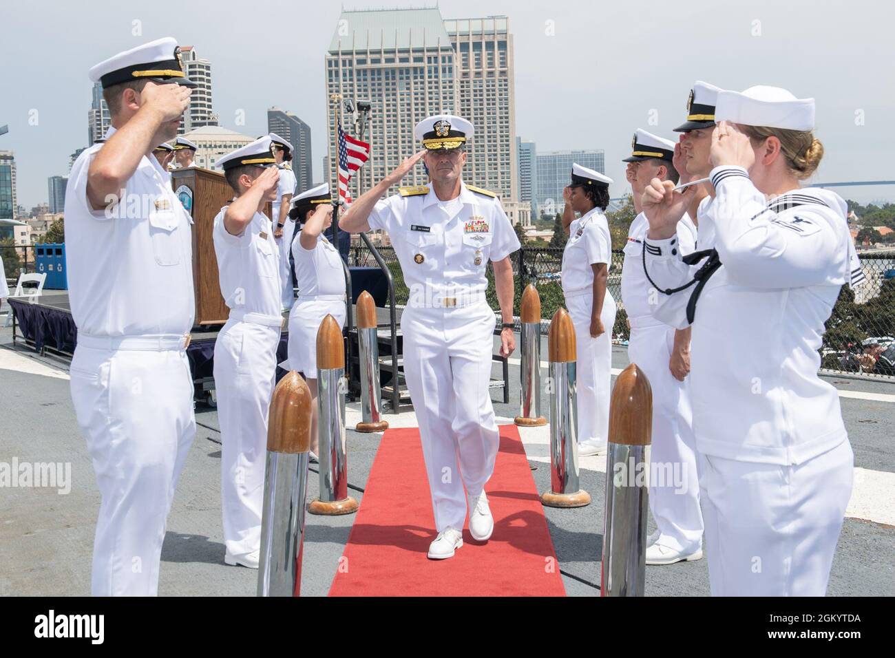 210730-N-DS741-1212 San Diego, Kalifornien (30. Juli 2021) – ADM hinten. Darse E. Crandall, stellvertretender Generalanwalt und Kommandant des Naval Legal Service Command, wird nach einer Zeremonie zur Befehlsänderung des Rechtsbüros der Region Southwest (RLSO SW) auf dem Flugdeck des USS Midway Museum am 30. Juli 2021 an Land geleitet. RLSO SW unterstützt die Einsatzbereitschaft der Kommandos und Matrosen des US-Verteidigungsministeriums im Südwesten der Vereinigten Staaten, indem sie eine reaktionsschnelle, zeitnahe und genaue Rechtsberatung, Unterstützungsdienste und Schulungen in den Bereichen Militärjustiz, Verwaltungsrecht und lega bereitstellt Stockfoto