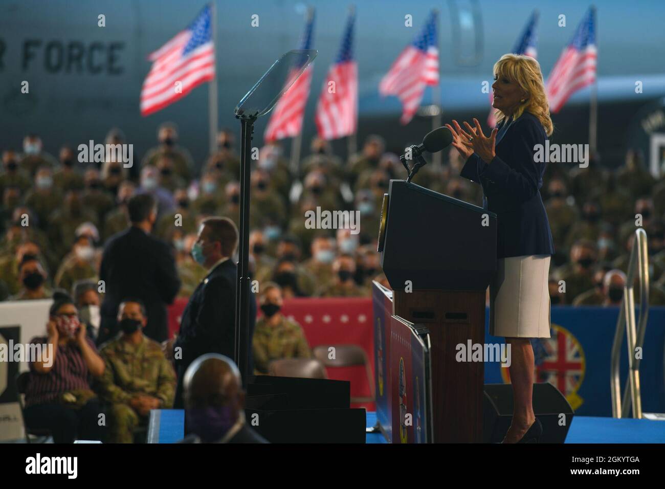 First Lady Dr. Jill Biden spricht am 9. Juni 2021 bei der Royal Air Force Mildenhall, Großbritannien, an Mitglieder des Tribase-Gebiets. Dr. Biden sprach mit Mitgliedern der Tribasisregion über die Bedeutung der Familie sowie über die harte Arbeit, die Mitglieder jeden Tag tun, um die Freiheit unserer Nation zu verteidigen. Stockfoto